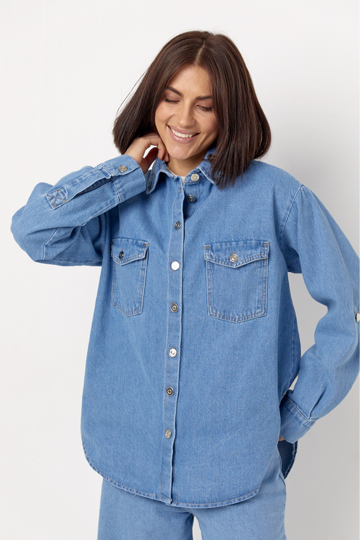 Жіноча джинсова сорочка на ґудзиках  блакитний колір
