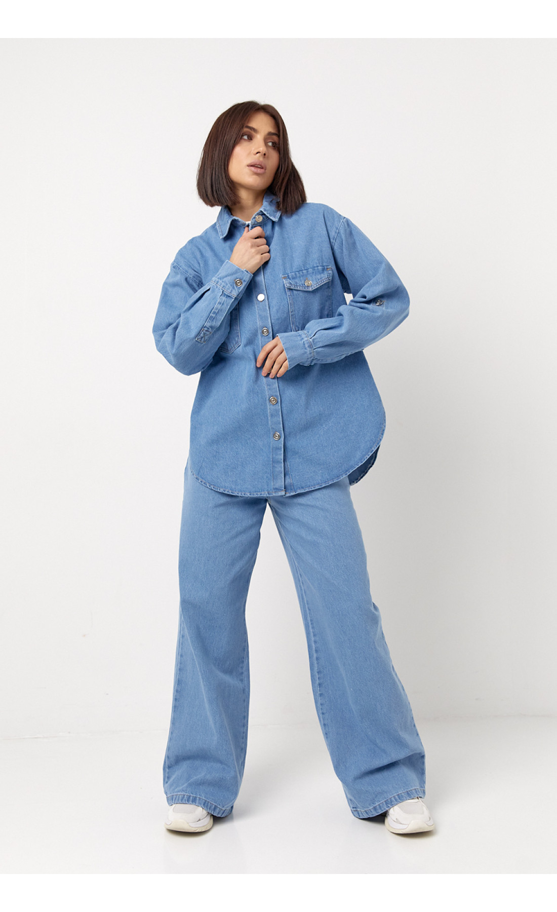 Жіноча джинсова сорочка на ґудзиках  блакитний колір