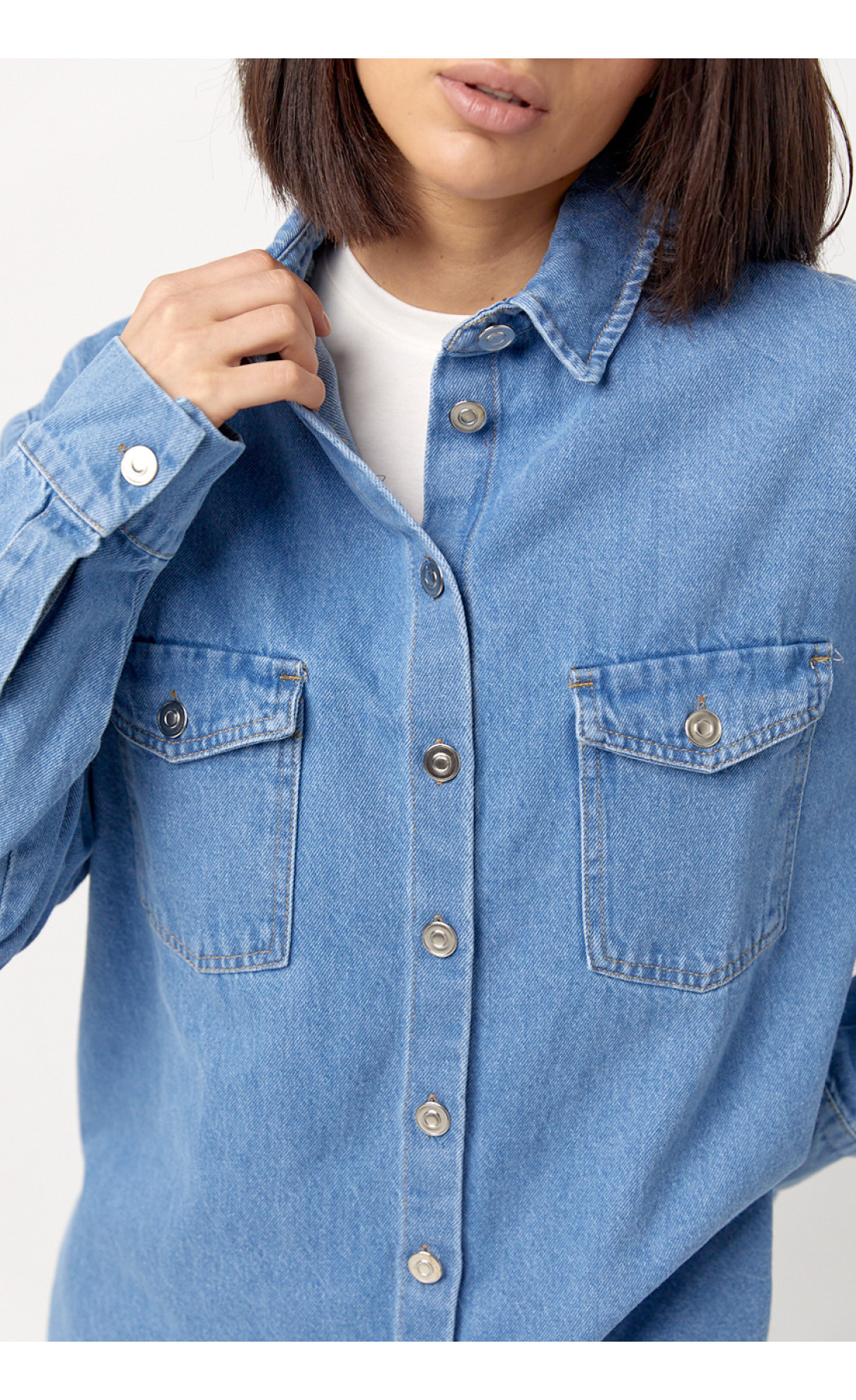 Жіноча джинсова сорочка на ґудзиках  блакитний колір