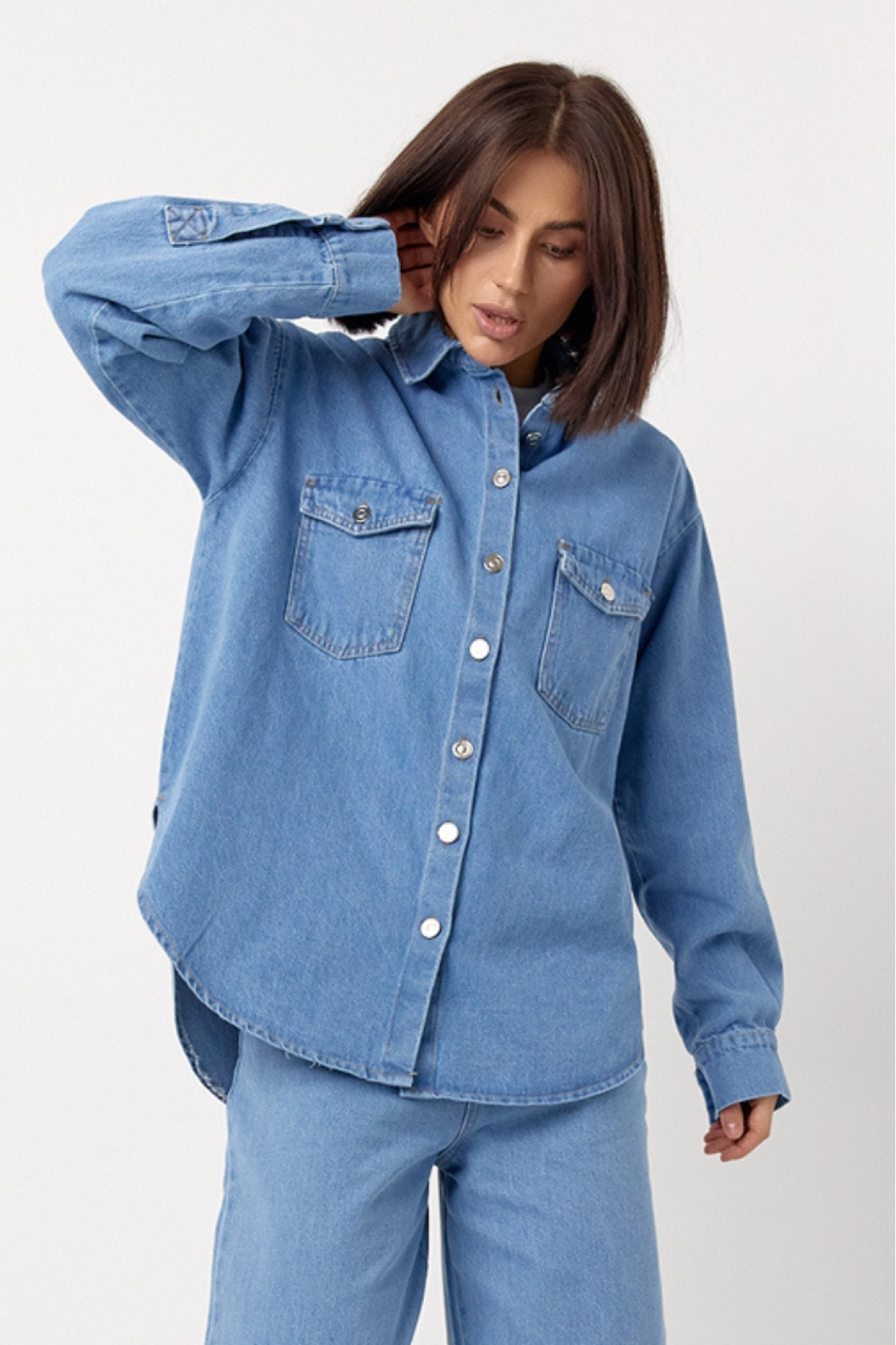 Жіноча джинсова сорочка на ґудзиках  блакитний колір