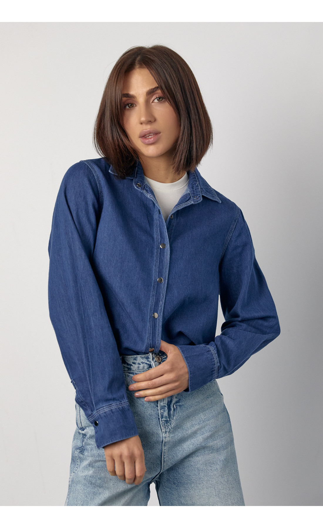 Джинсова жіноча сорочка на металевих кнопках  синій колір