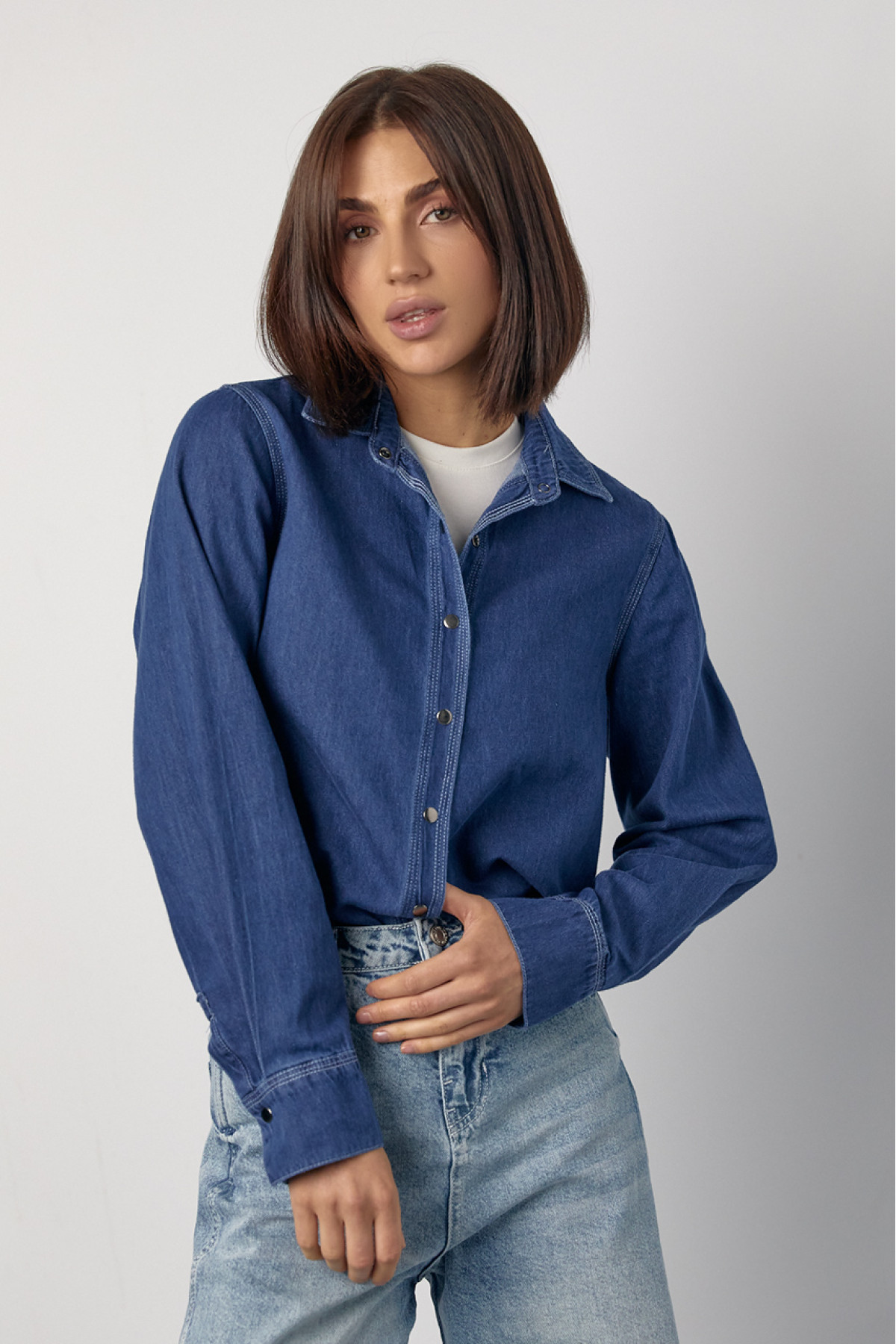 Джинсова жіноча сорочка на металевих кнопках  синій колір