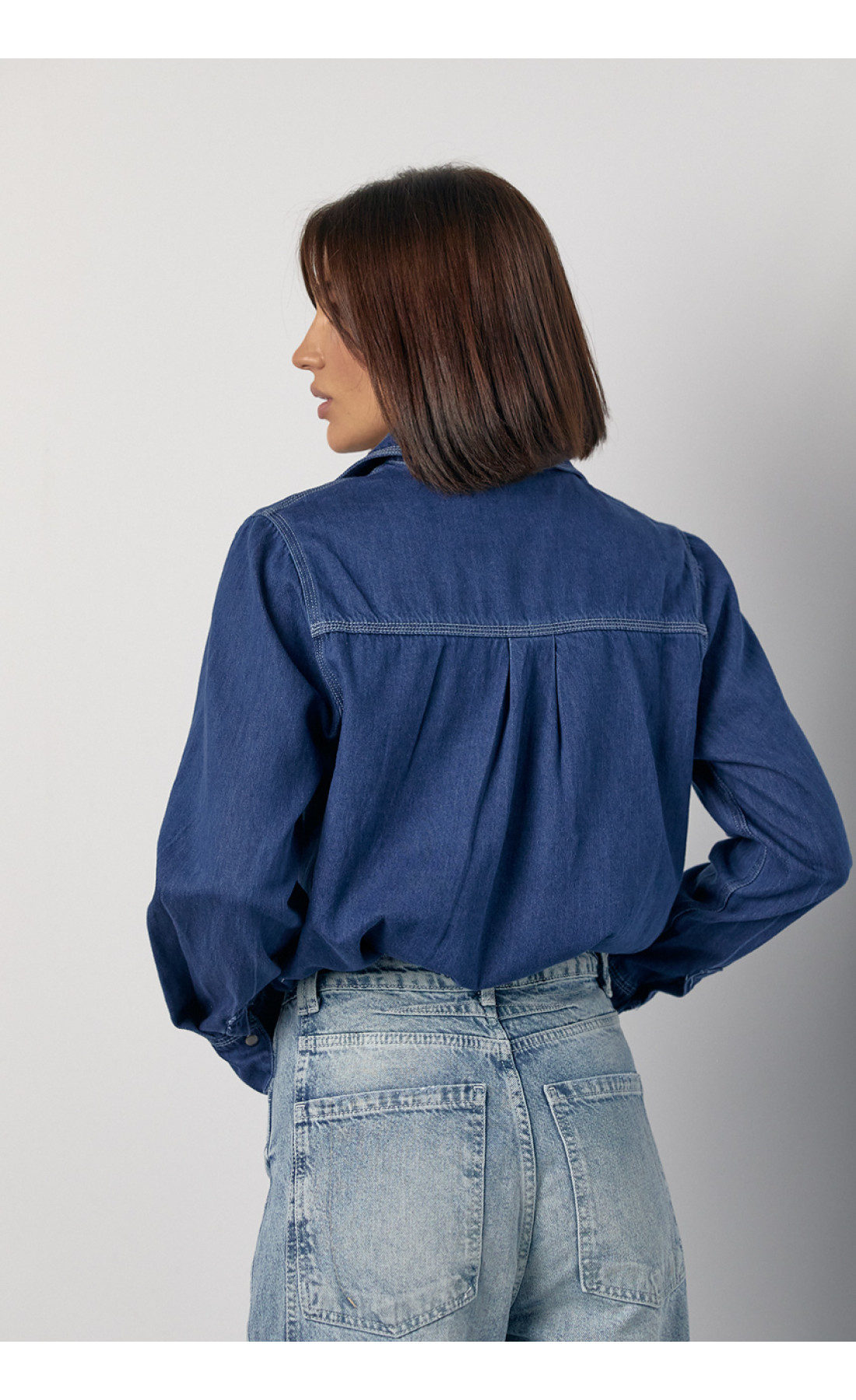 Джинсова жіноча сорочка на металевих кнопках  синій колір