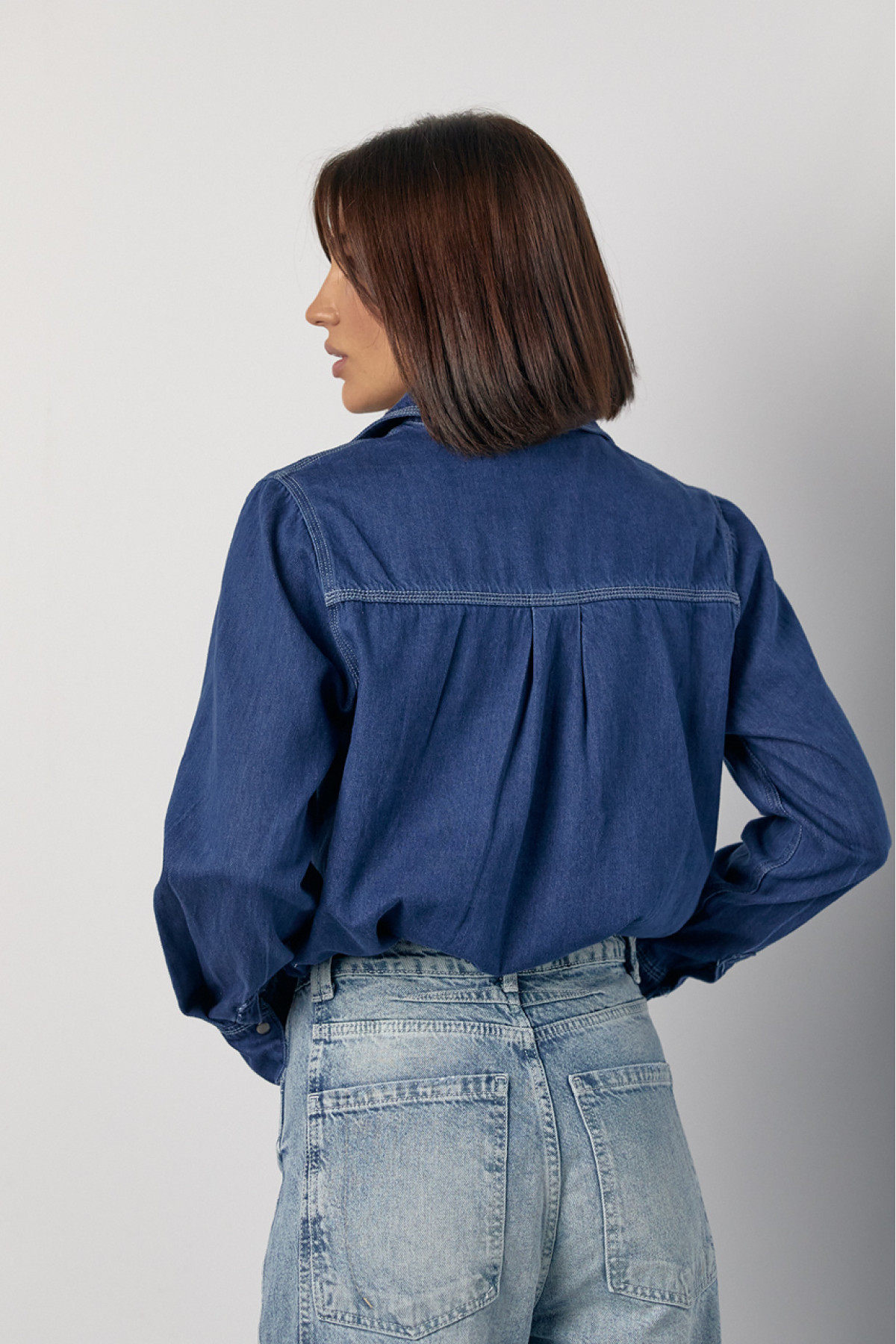 Джинсова жіноча сорочка на металевих кнопках  синій колір