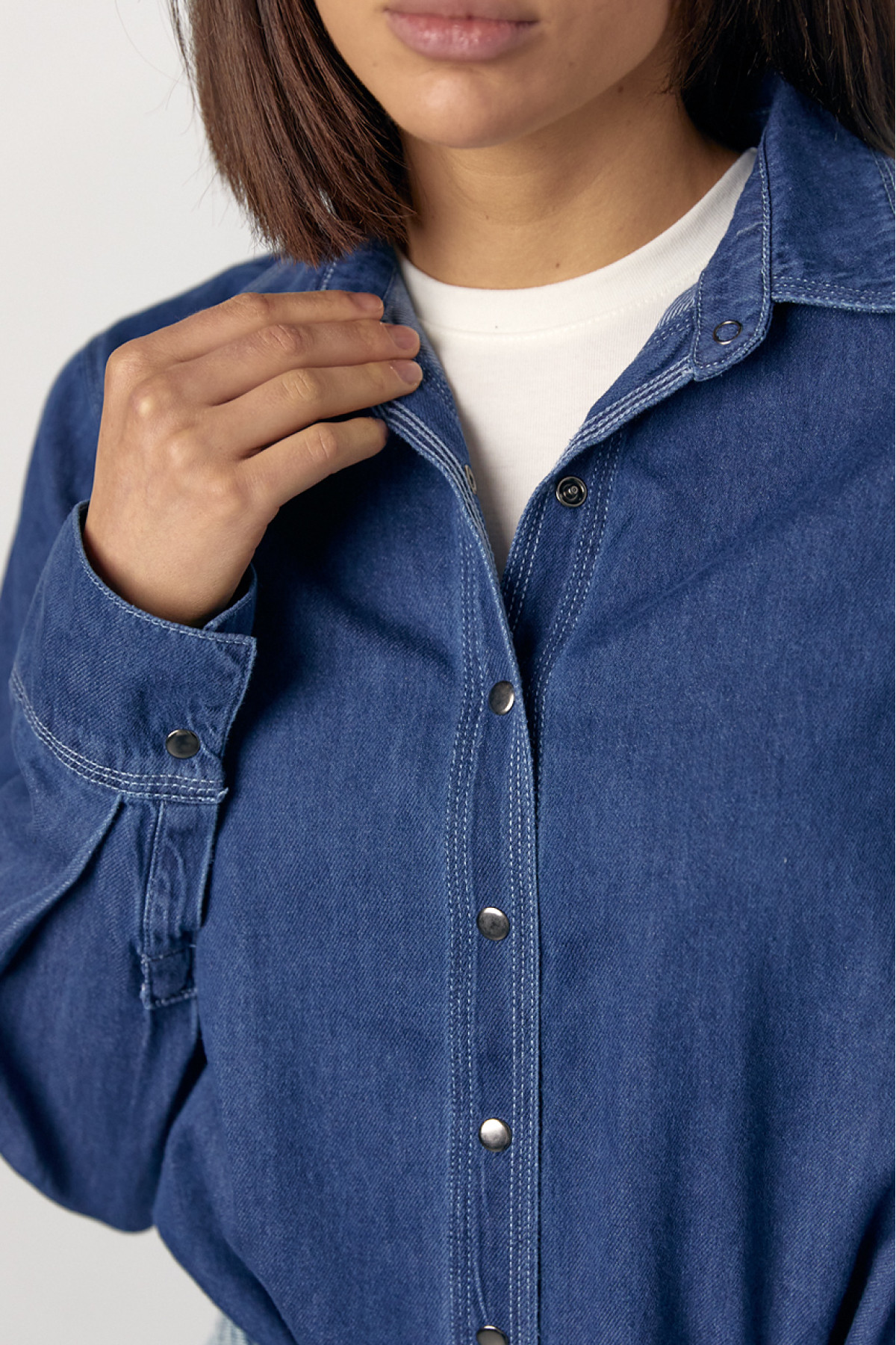 Джинсова жіноча сорочка на металевих кнопках  синій колір