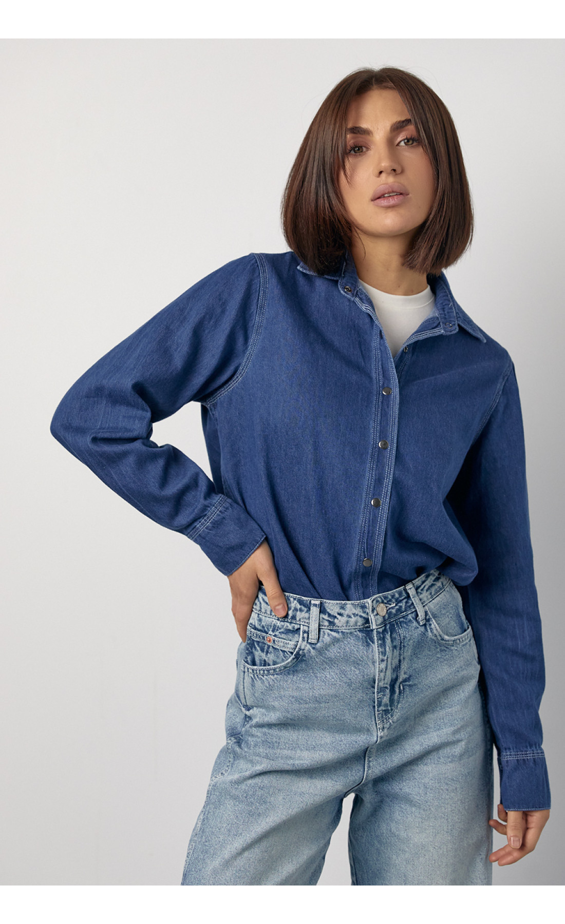 Джинсова жіноча сорочка на металевих кнопках  синій колір