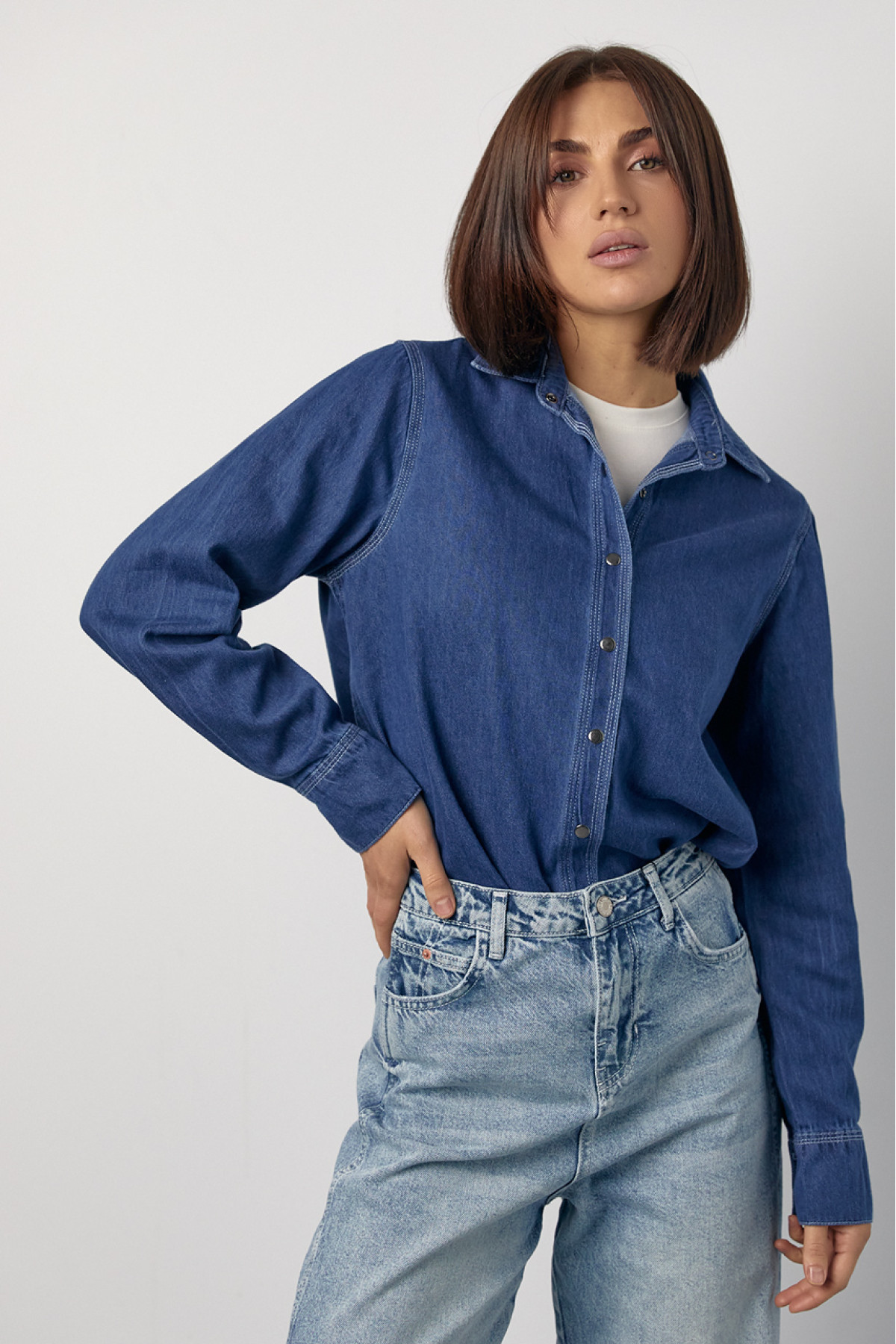 Джинсова жіноча сорочка на металевих кнопках  синій колір