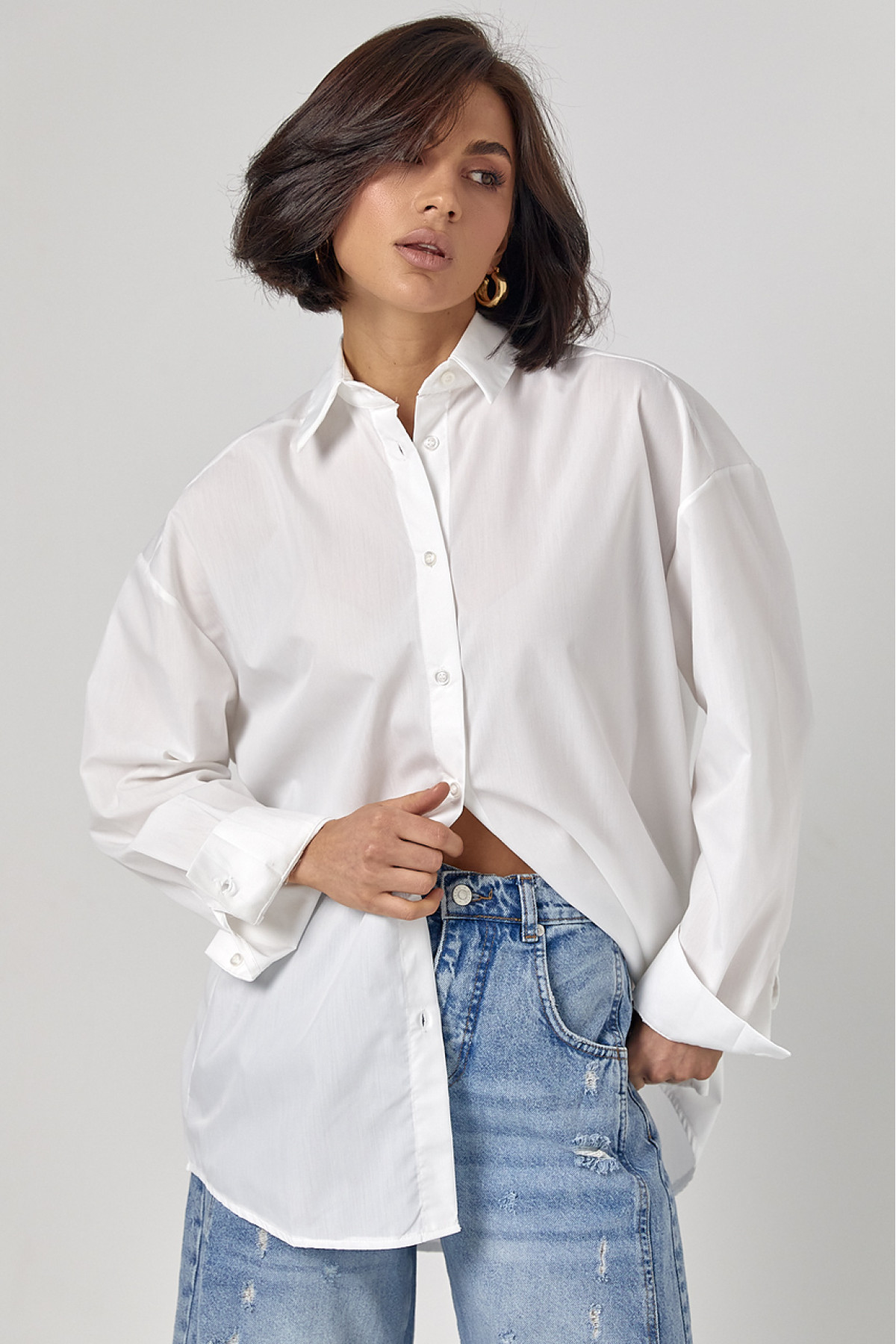 Класична однотонна жіноча сорочка з напівкруглим низом  білий колір