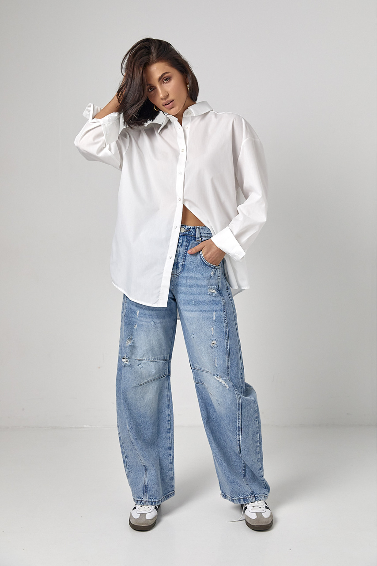 Класична однотонна жіноча сорочка з напівкруглим низом  білий колір