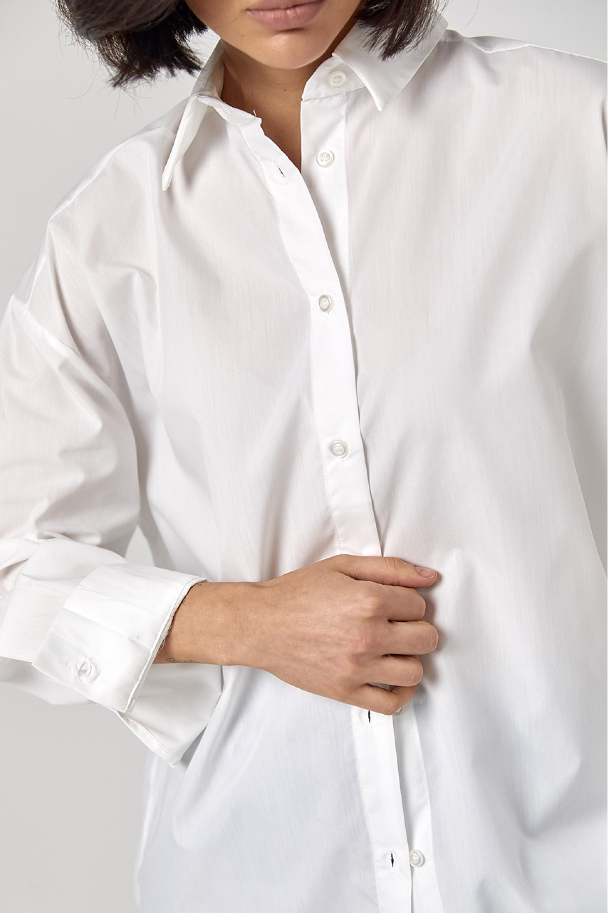 Класична однотонна жіноча сорочка з напівкруглим низом  білий колір