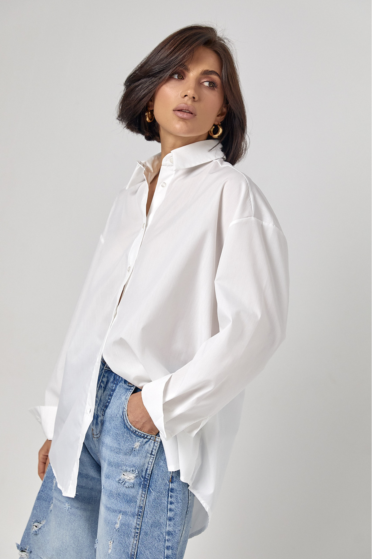Класична однотонна жіноча сорочка з напівкруглим низом  білий колір