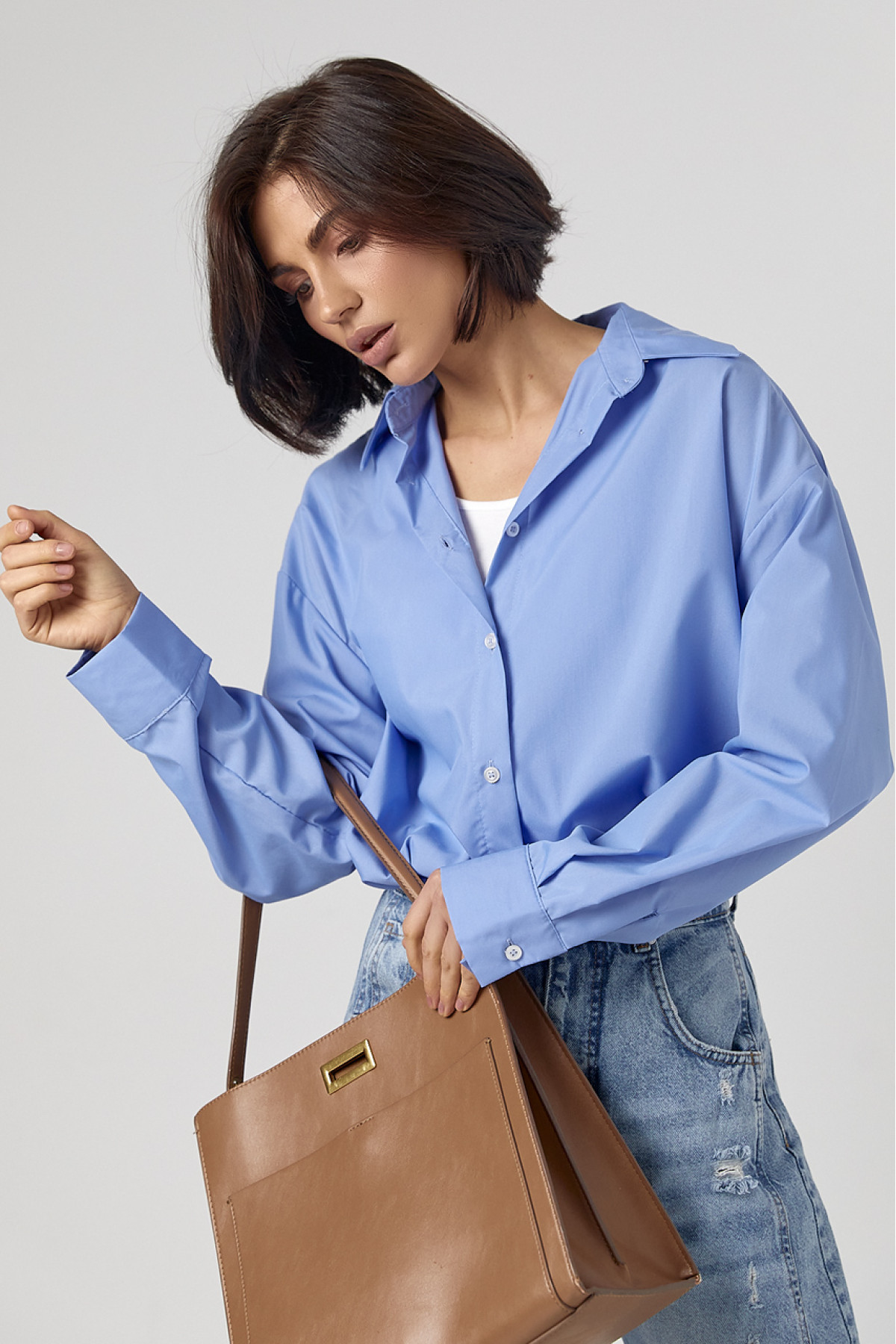 Класична однотонна жіноча сорочка з напівкруглим низом  блакитний колір