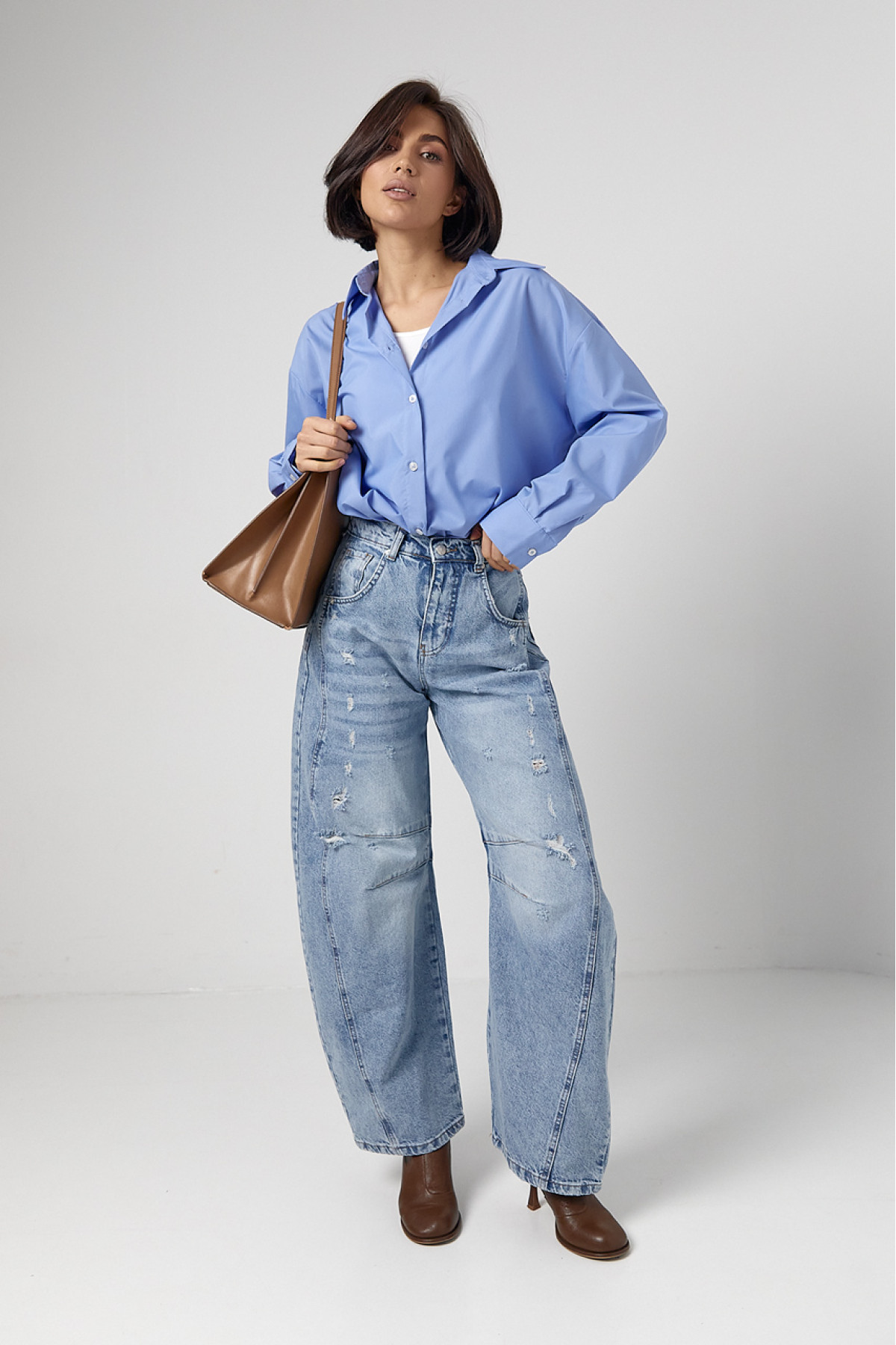 Класична однотонна жіноча сорочка з напівкруглим низом  блакитний колір