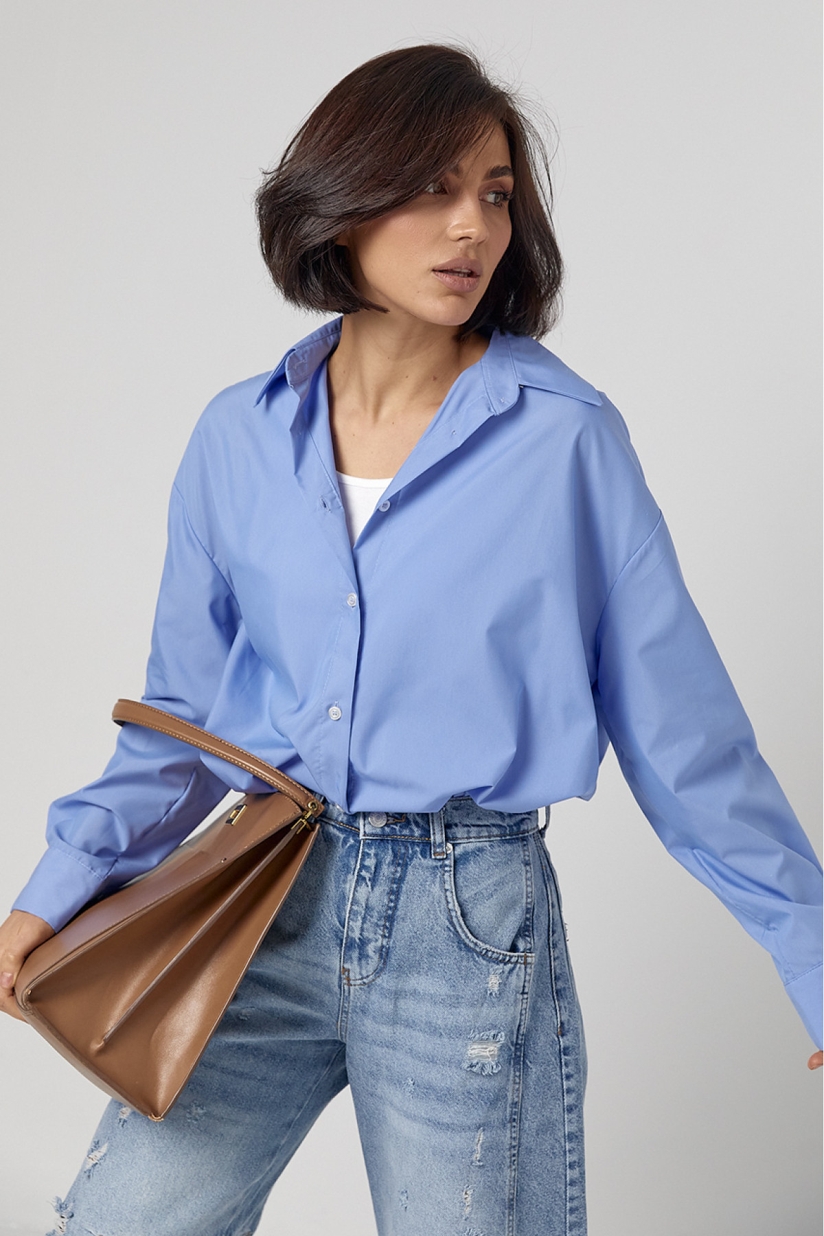 Класична однотонна жіноча сорочка з напівкруглим низом  блакитний колір