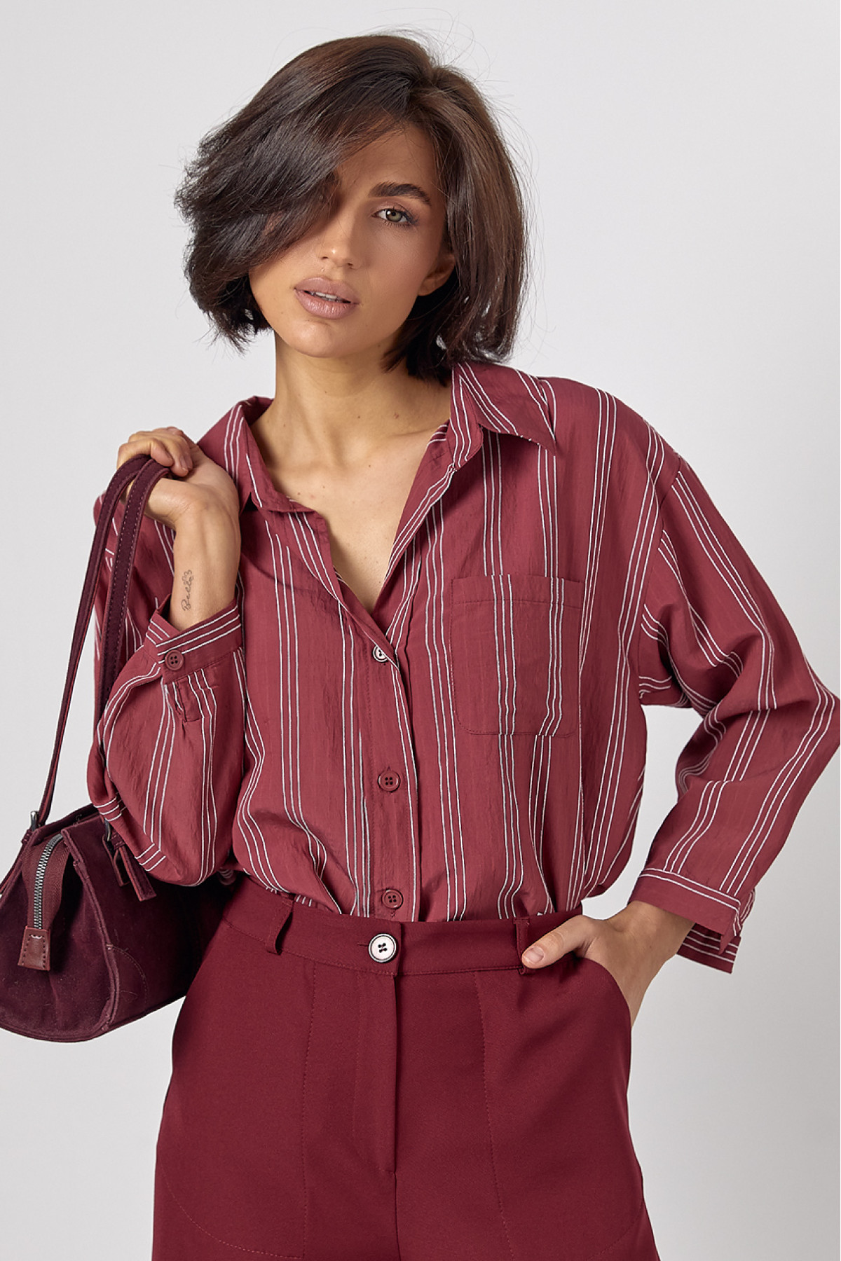 Жіноча сорочка у смужку з рукавами три чверті  бордо колір