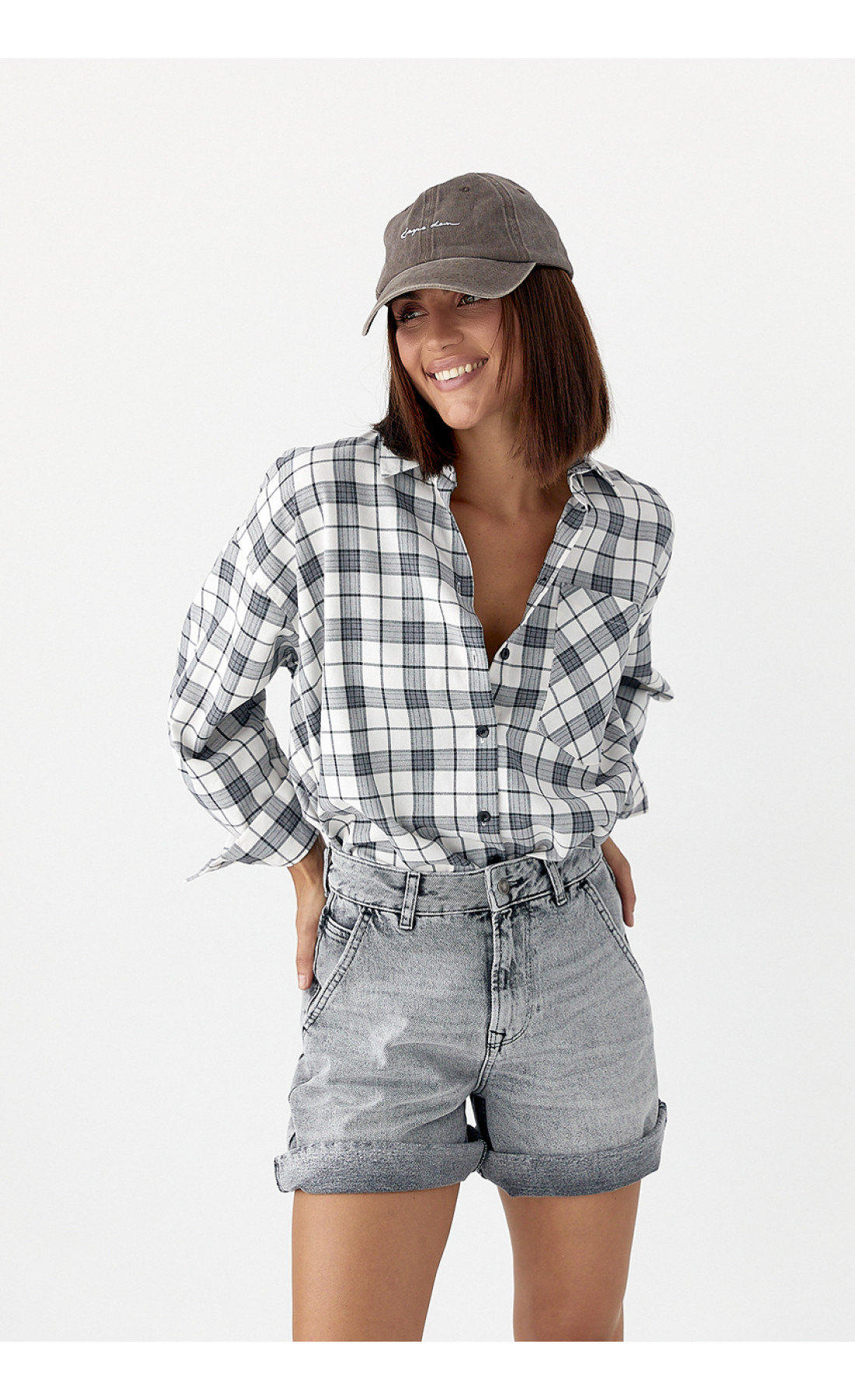 Жіноча сорочка в клітинку з кишенею  білий з чорним колір