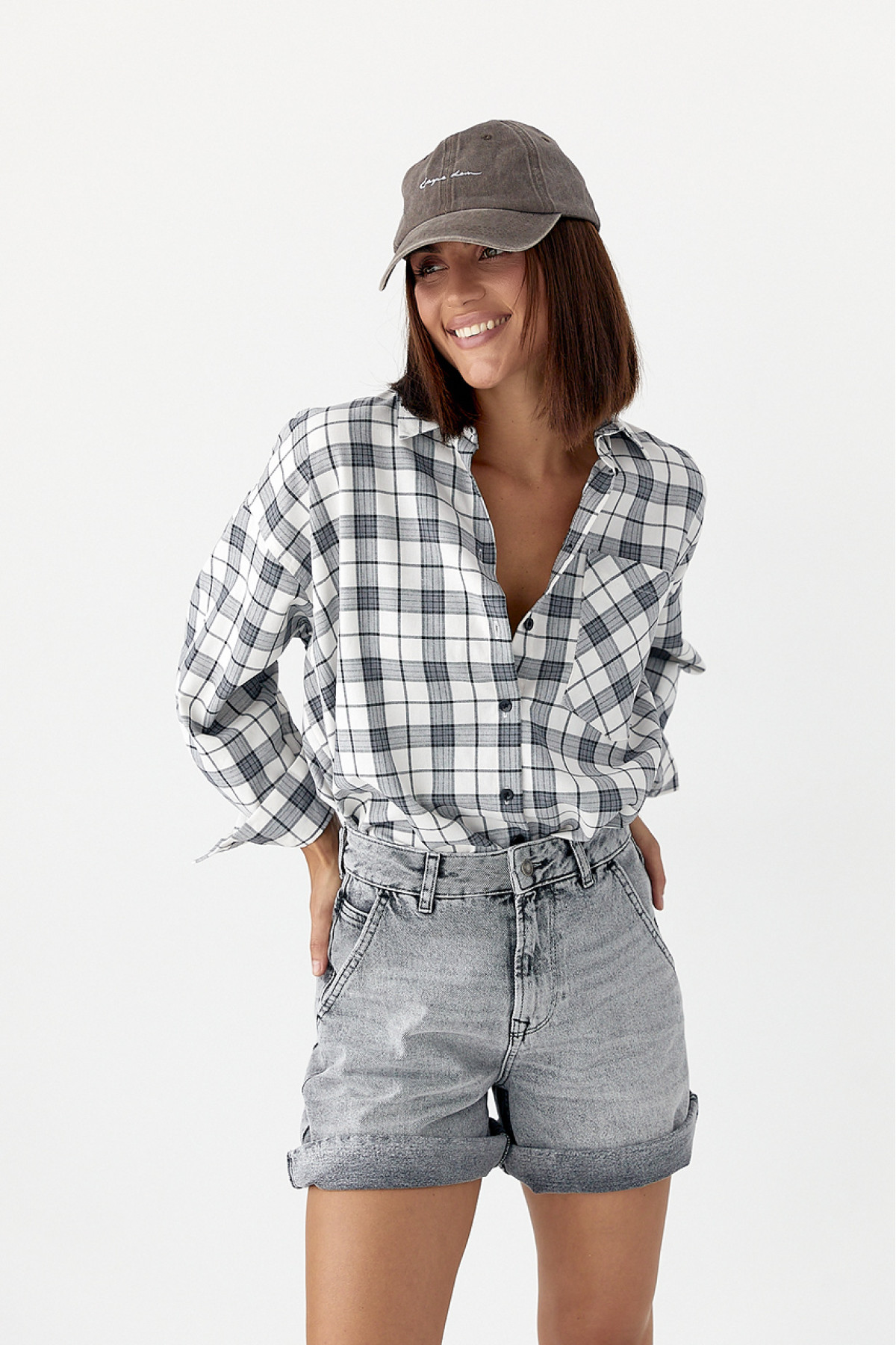 Жіноча сорочка в клітинку з кишенею  білий з чорним колір