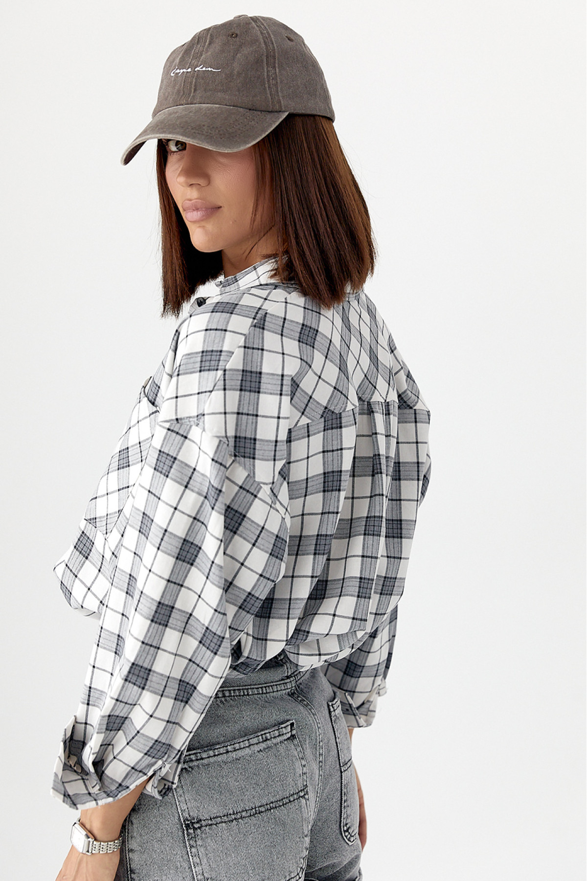 Жіноча сорочка в клітинку з кишенею  білий з чорним колір