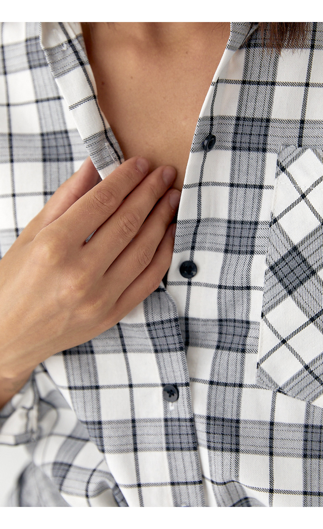 Жіноча сорочка в клітинку з кишенею  білий з чорним колір