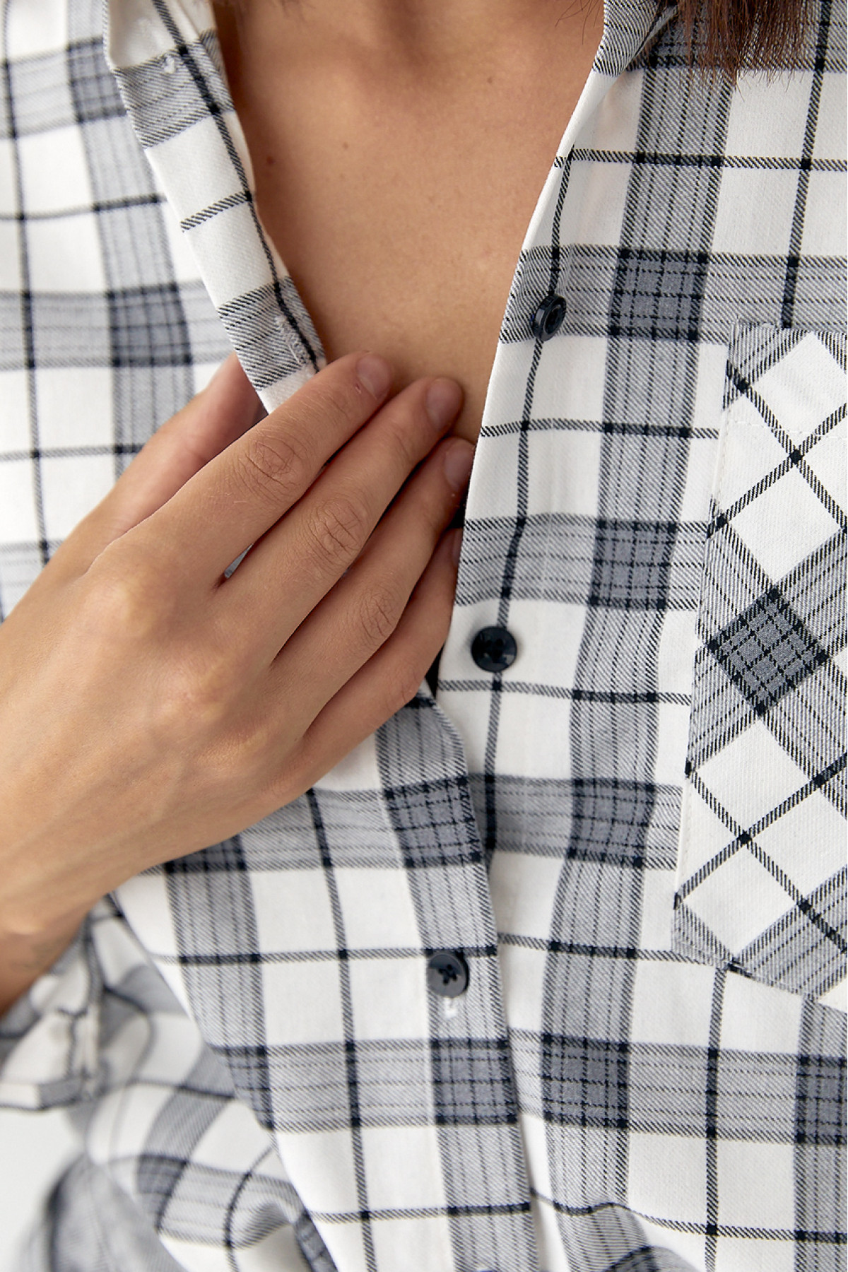 Жіноча сорочка в клітинку з кишенею  білий з чорним колір