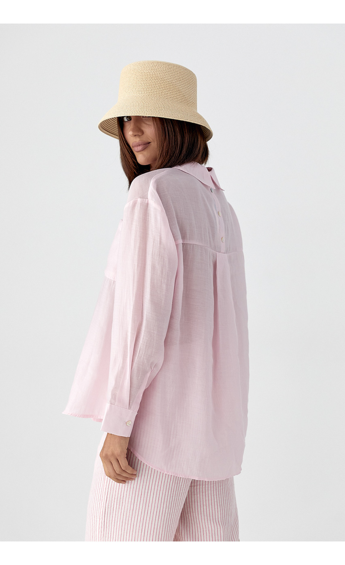 Прозора сорочка з декоративними ґудзиками на спині  рожевий колір