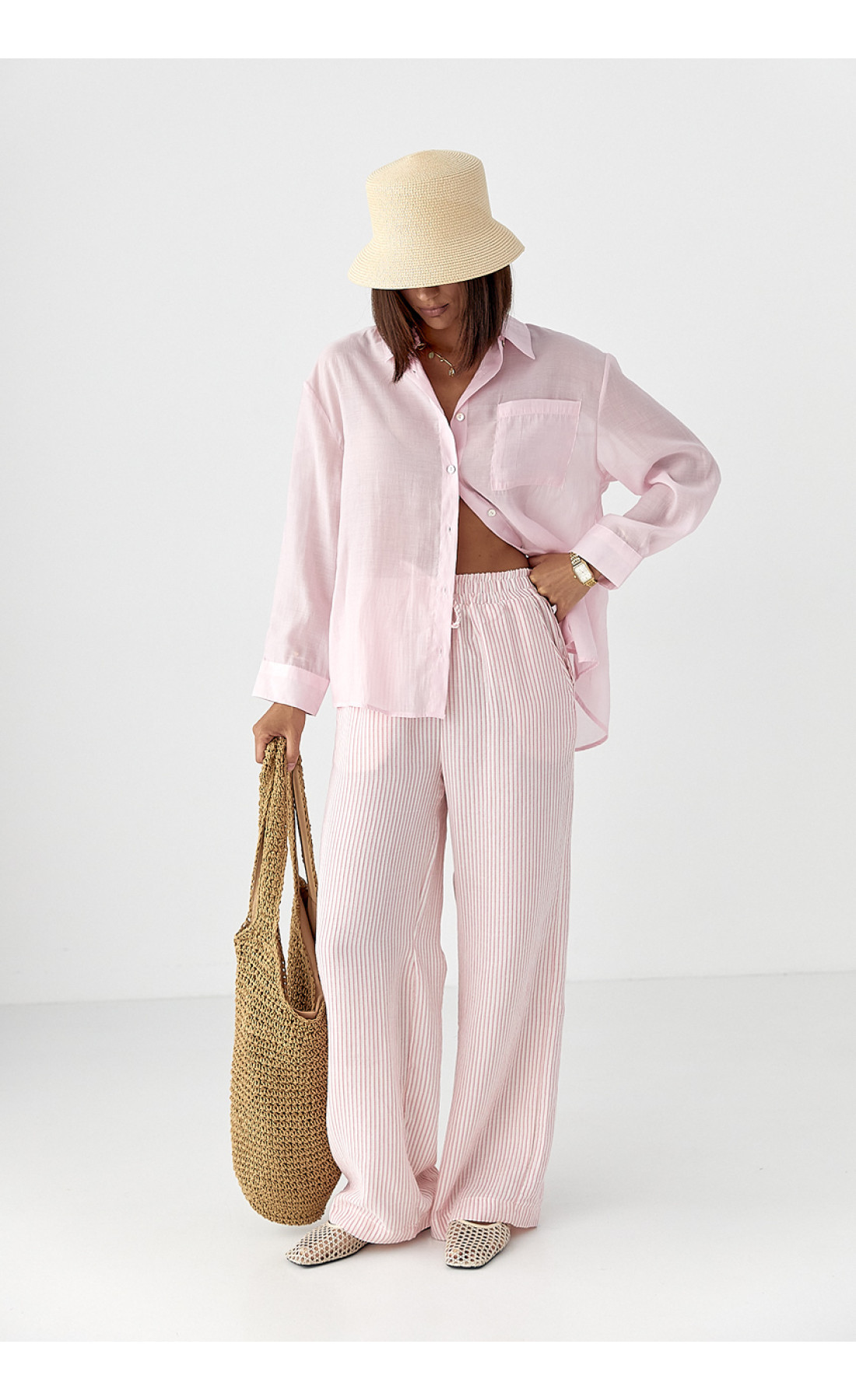 Прозора сорочка з декоративними ґудзиками на спині  рожевий колір