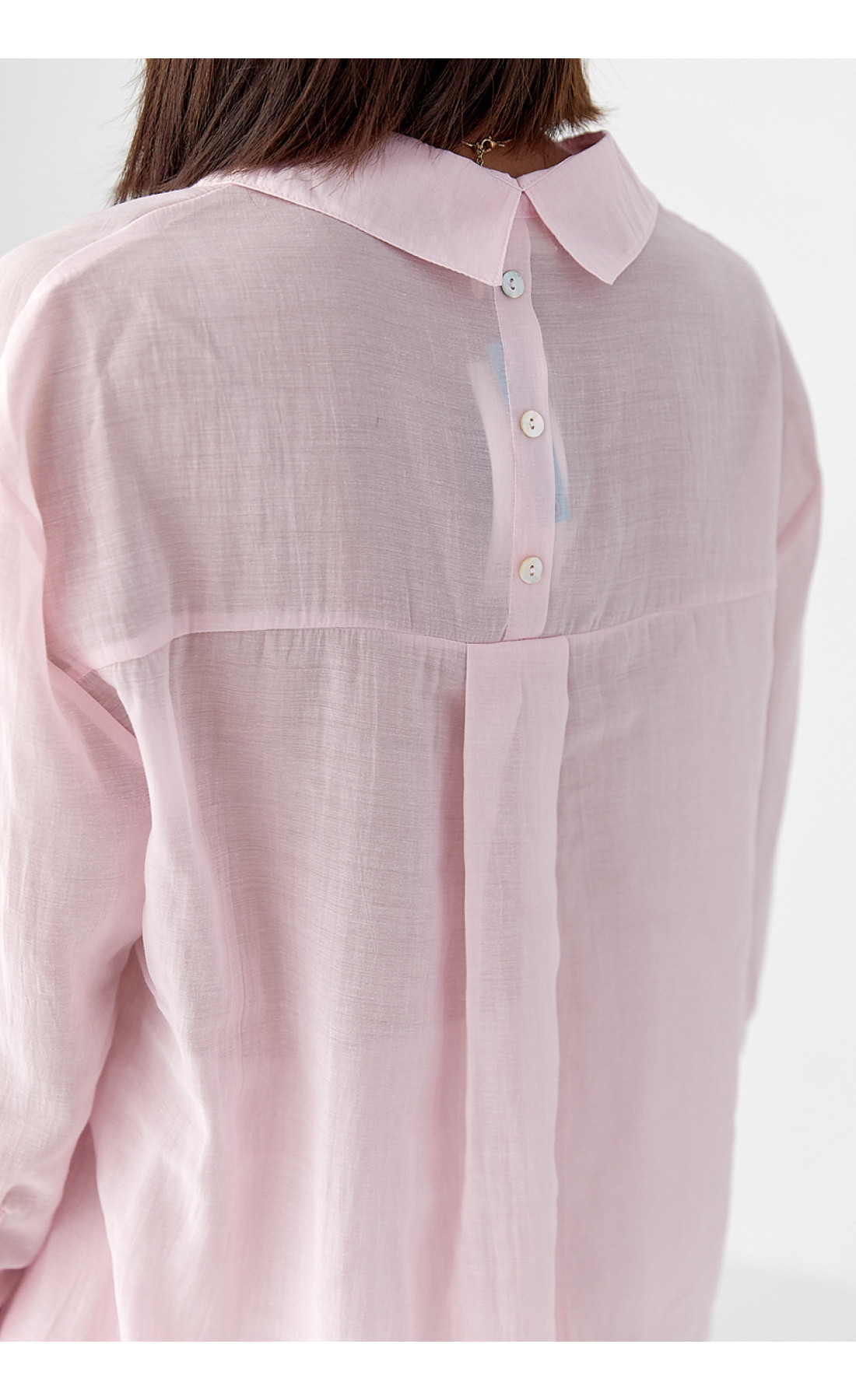 Прозора сорочка з декоративними ґудзиками на спині  рожевий колір