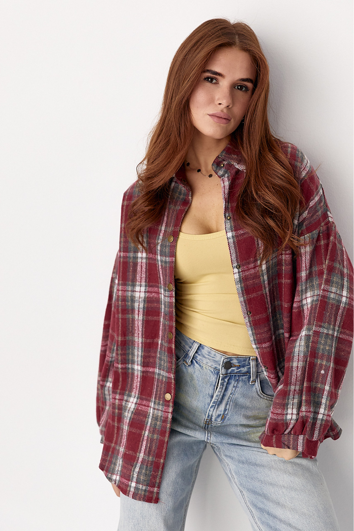 Картата сорочка на кнопках із напівкруглим низом  темночервоний колір