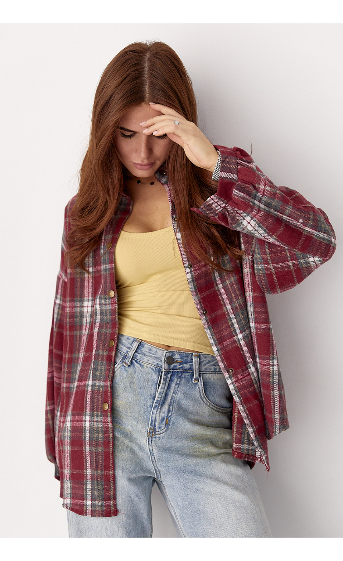 Картата сорочка на кнопках із напівкруглим низом  темночервоний колір