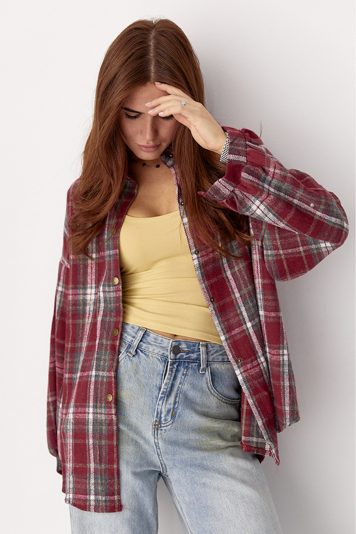 Картата сорочка на кнопках із напівкруглим низом  темночервоний колір