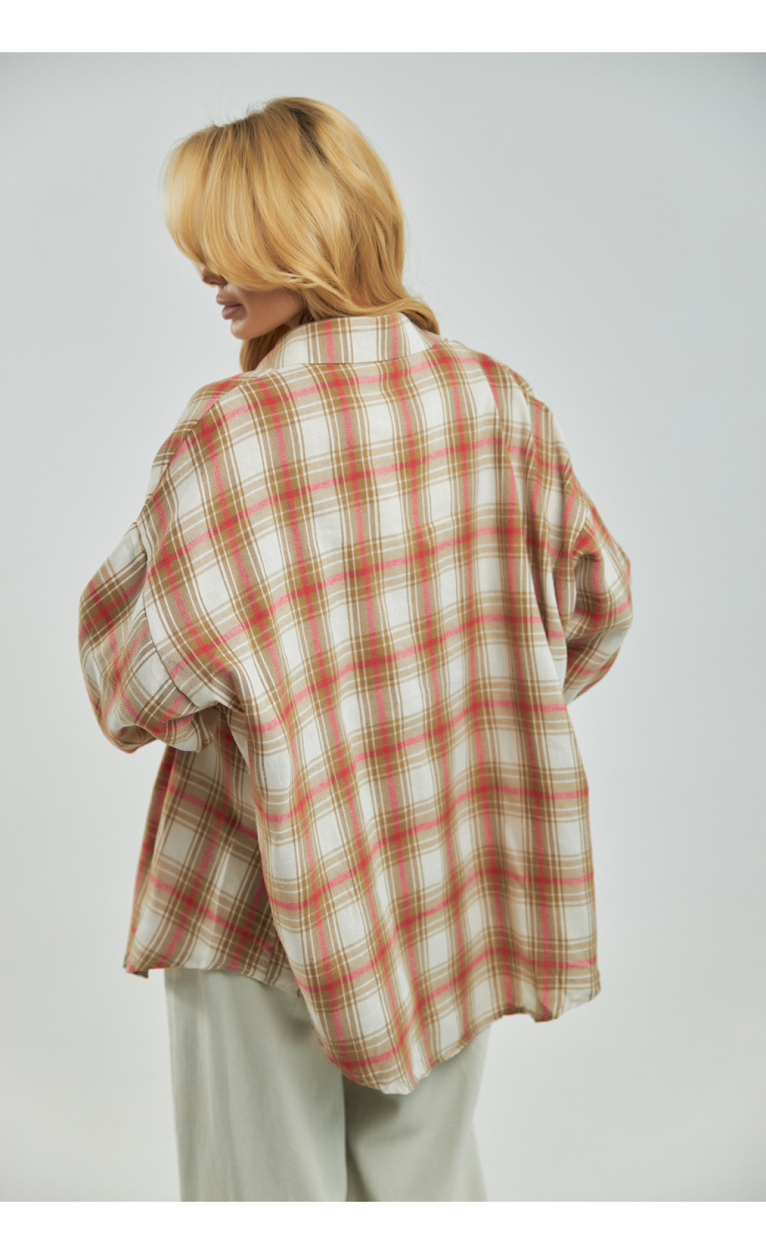 Картата сорочка на кнопках із подовженою спинкою  світлокоричневий колір