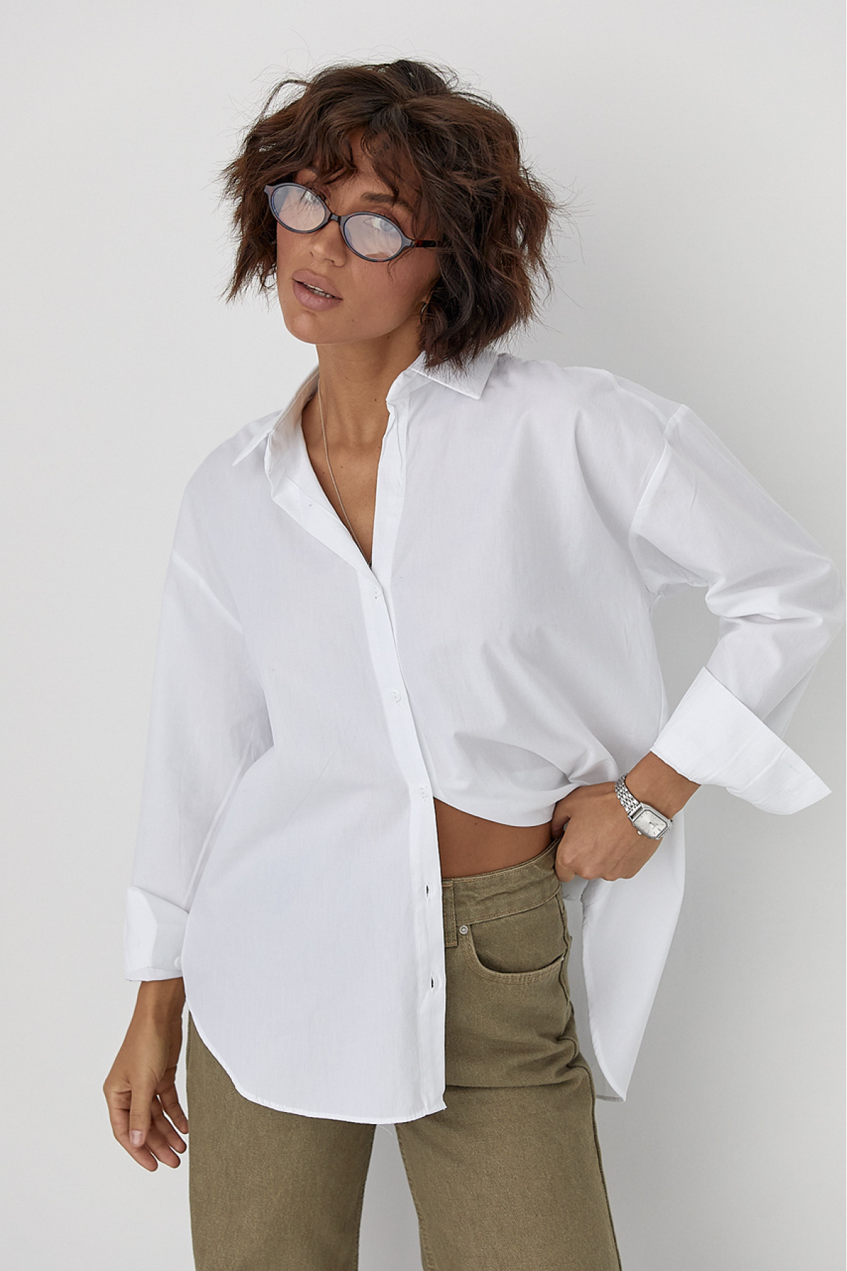 Класична однотонна сорочка з напівкруглим низом  білий колір