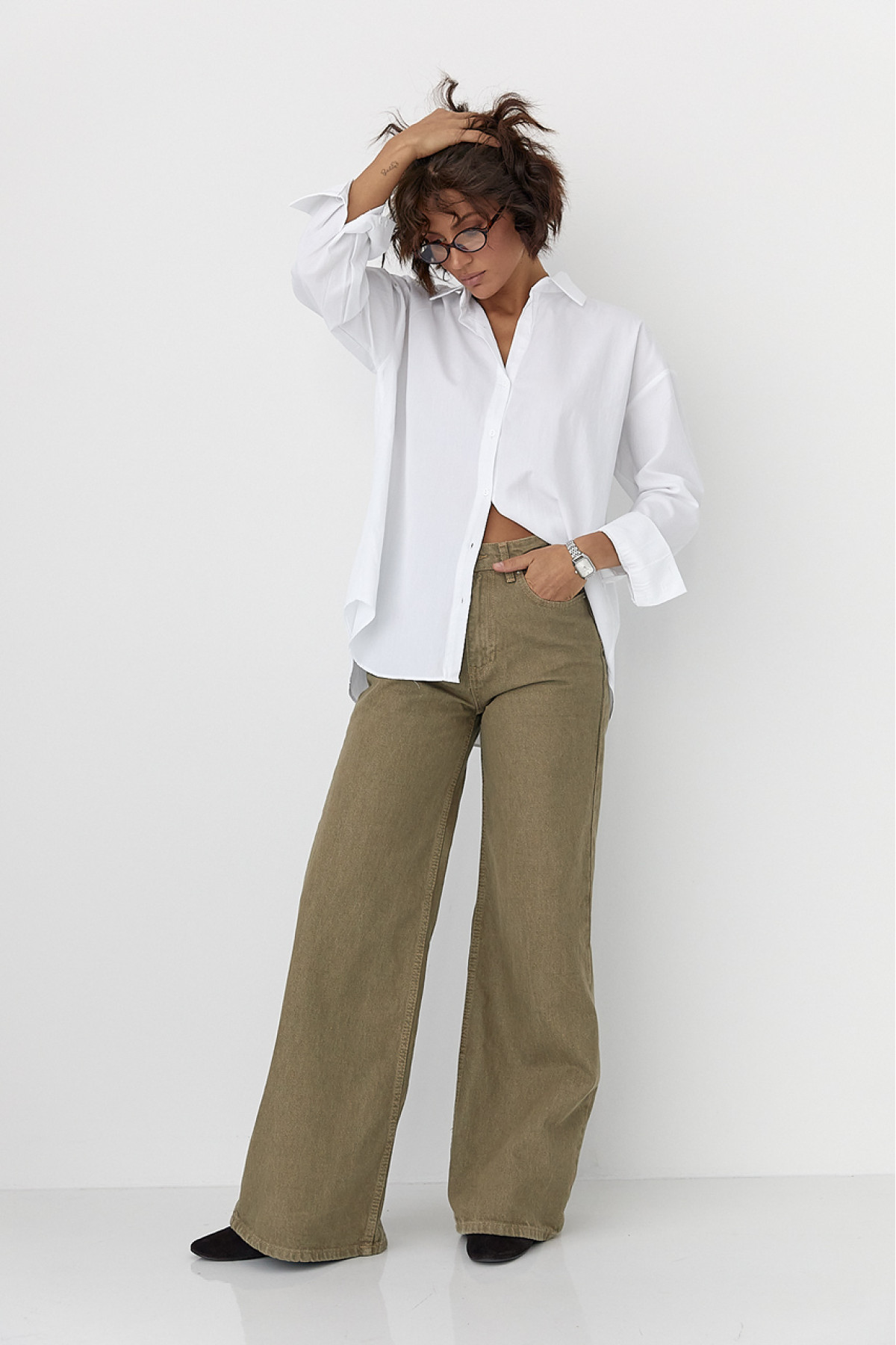 Класична однотонна сорочка з напівкруглим низом  білий колір