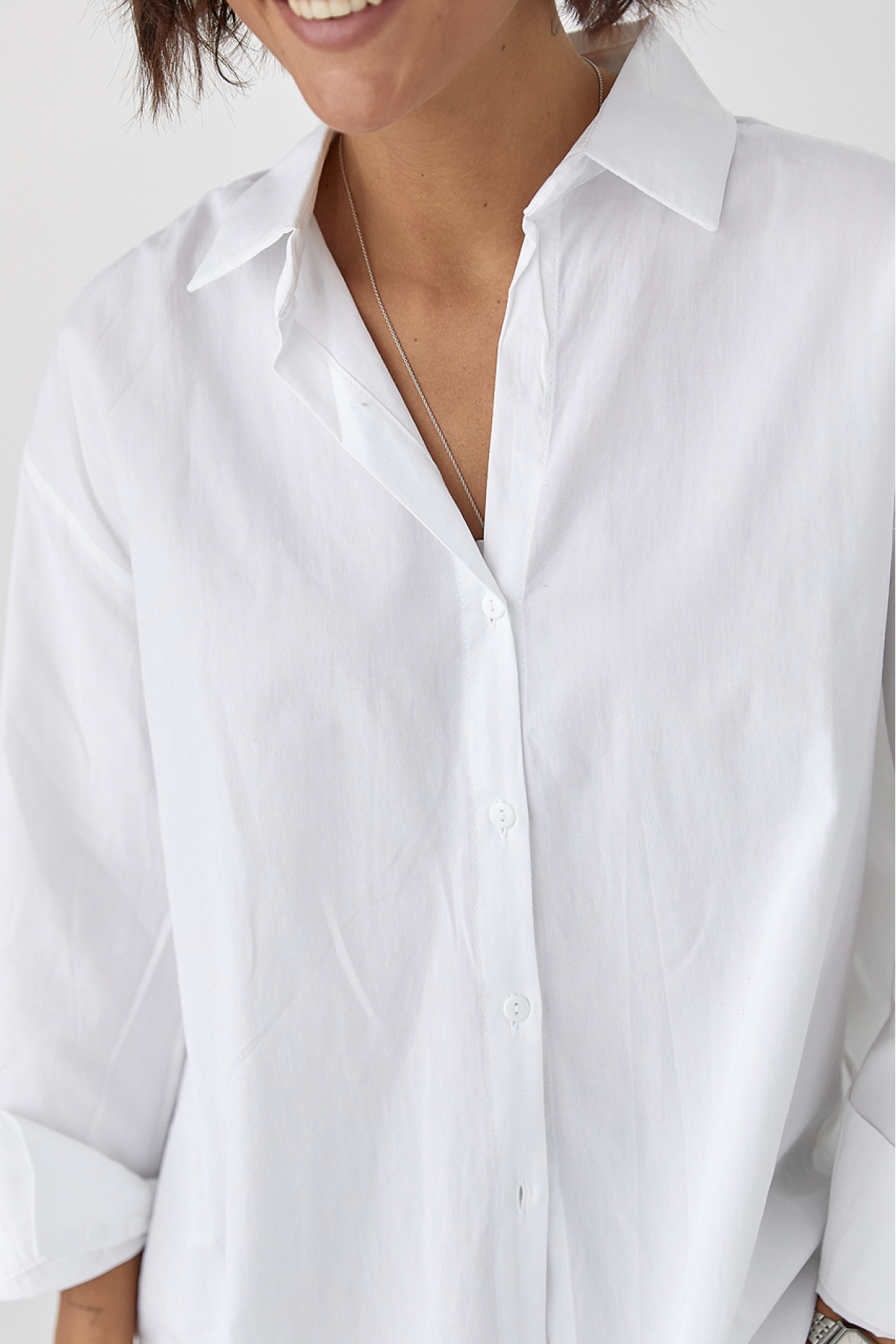 Класична однотонна сорочка з напівкруглим низом  білий колір