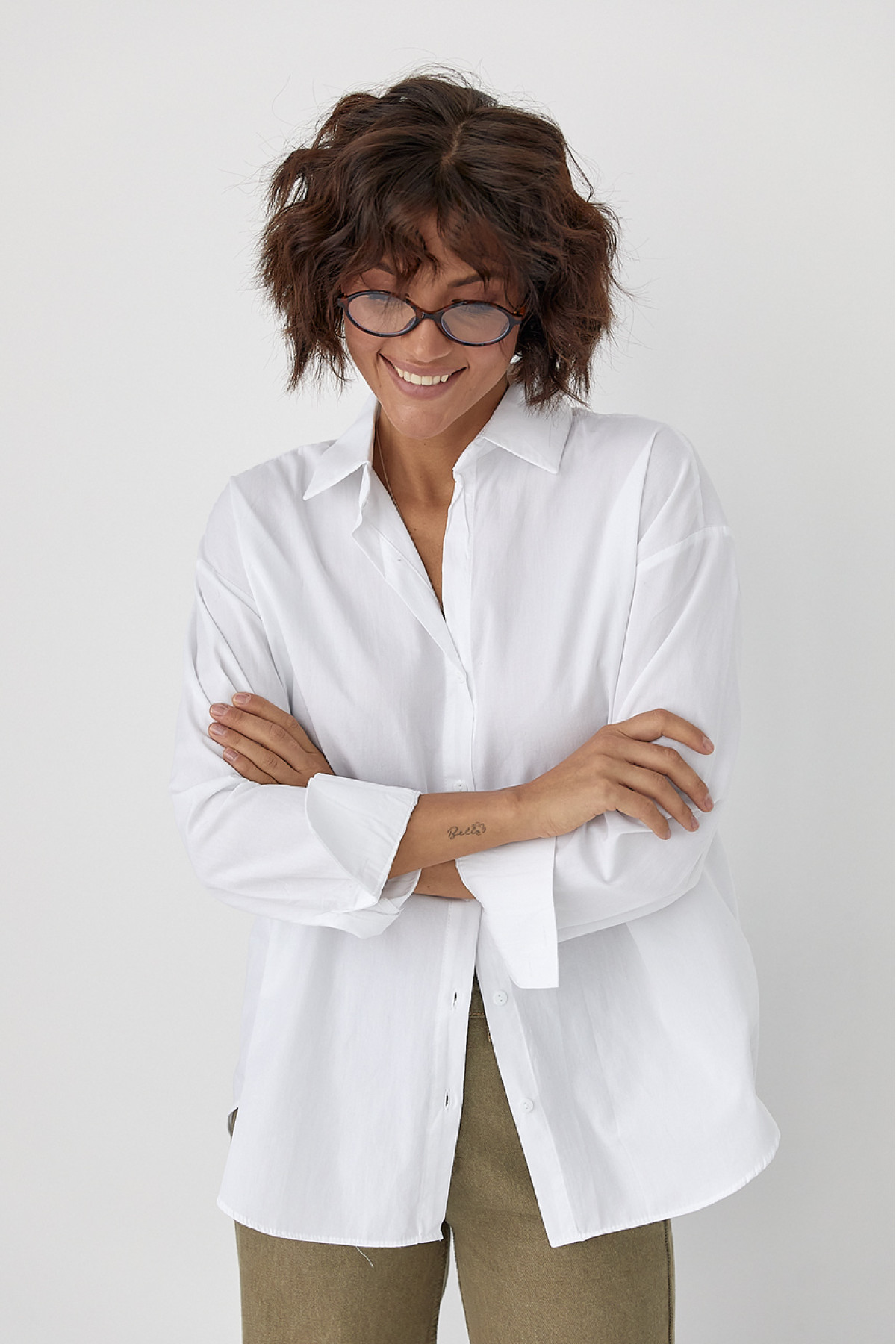 Класична однотонна сорочка з напівкруглим низом  білий колір