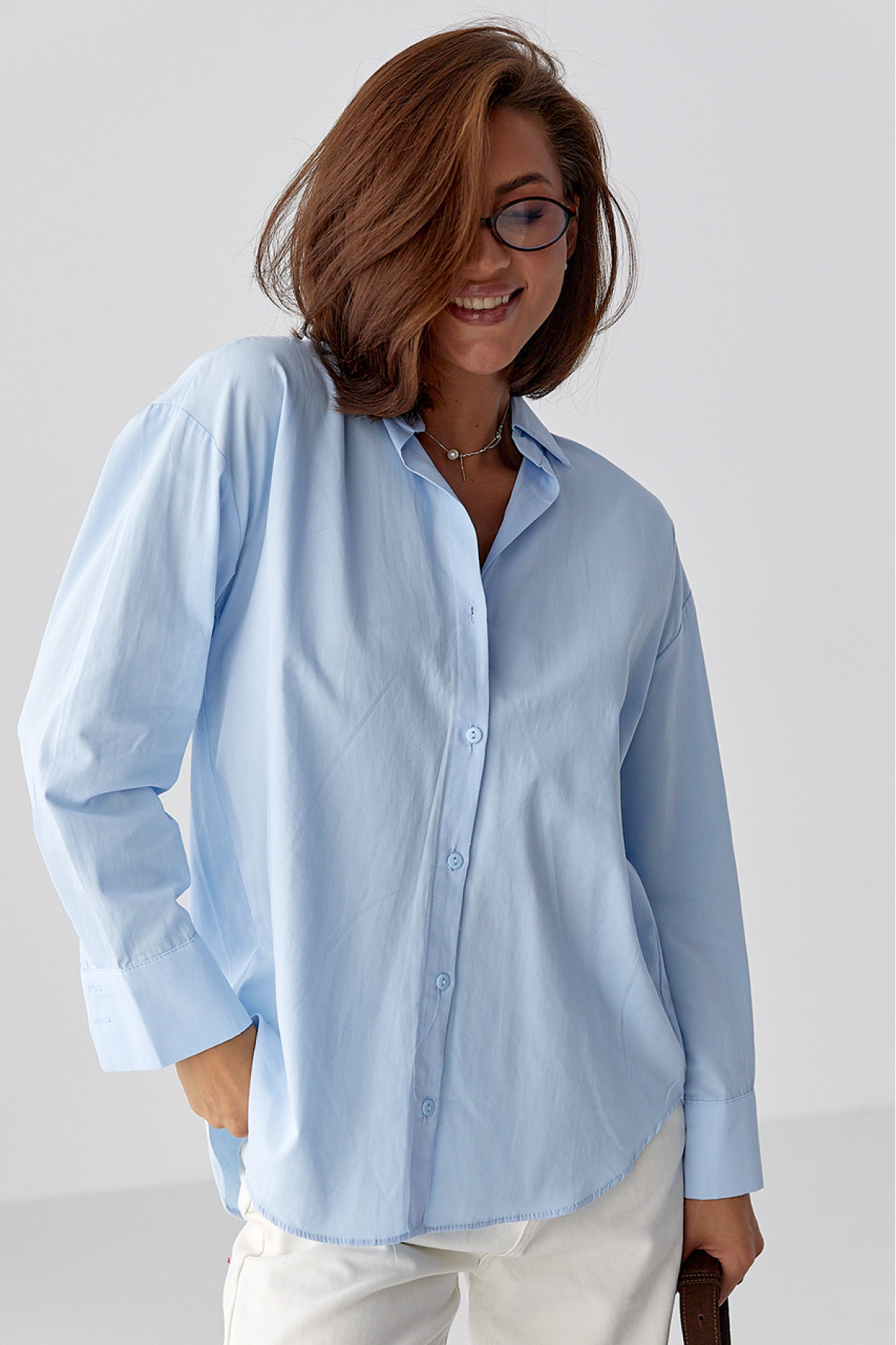 Класична однотонна сорочка з напівкруглим низом  блакитний колір