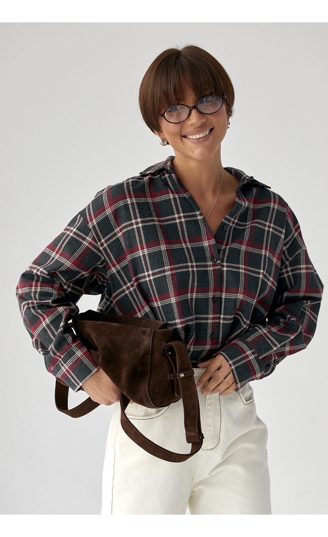 Жіноча сорочка в клітку з подовженою спинкою  темносірий колір