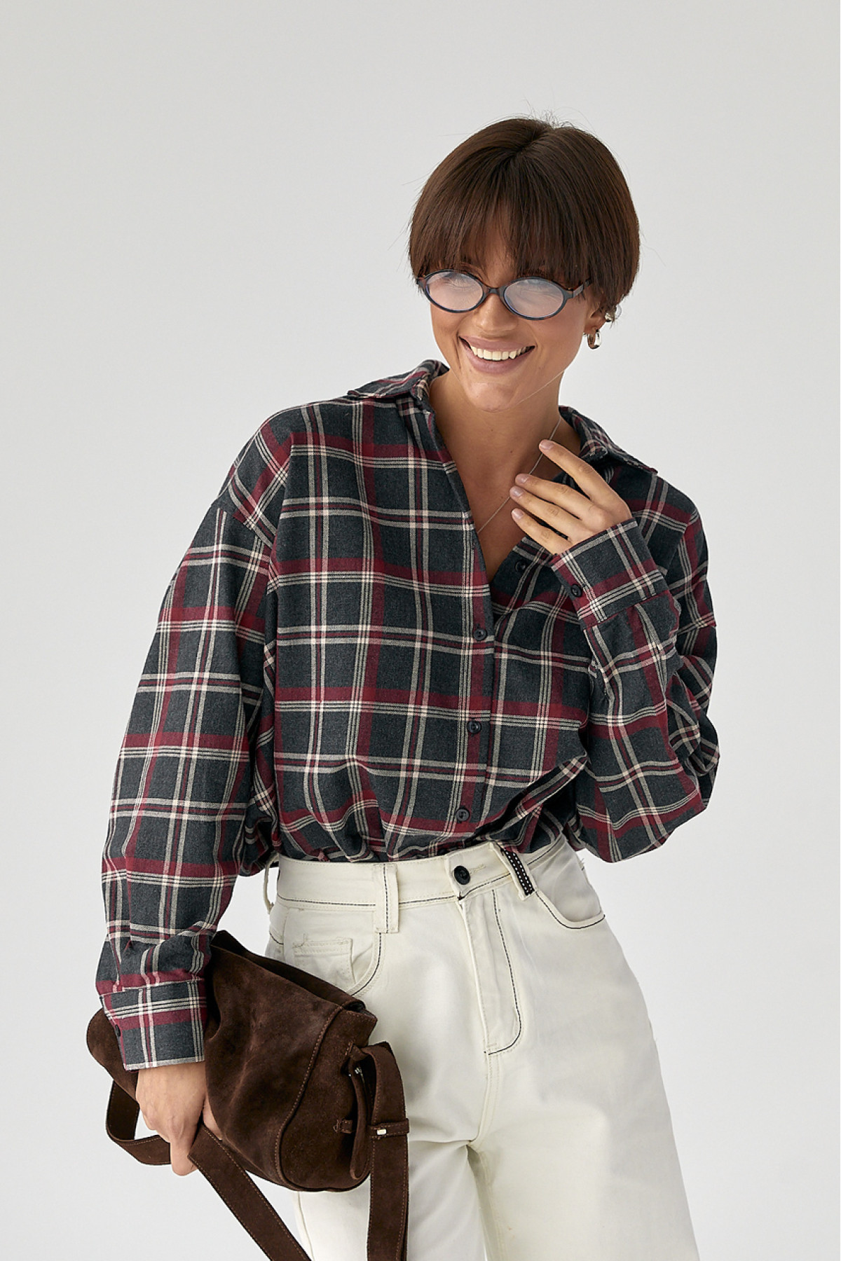 Жіноча сорочка в клітку з подовженою спинкою  темносірий колір