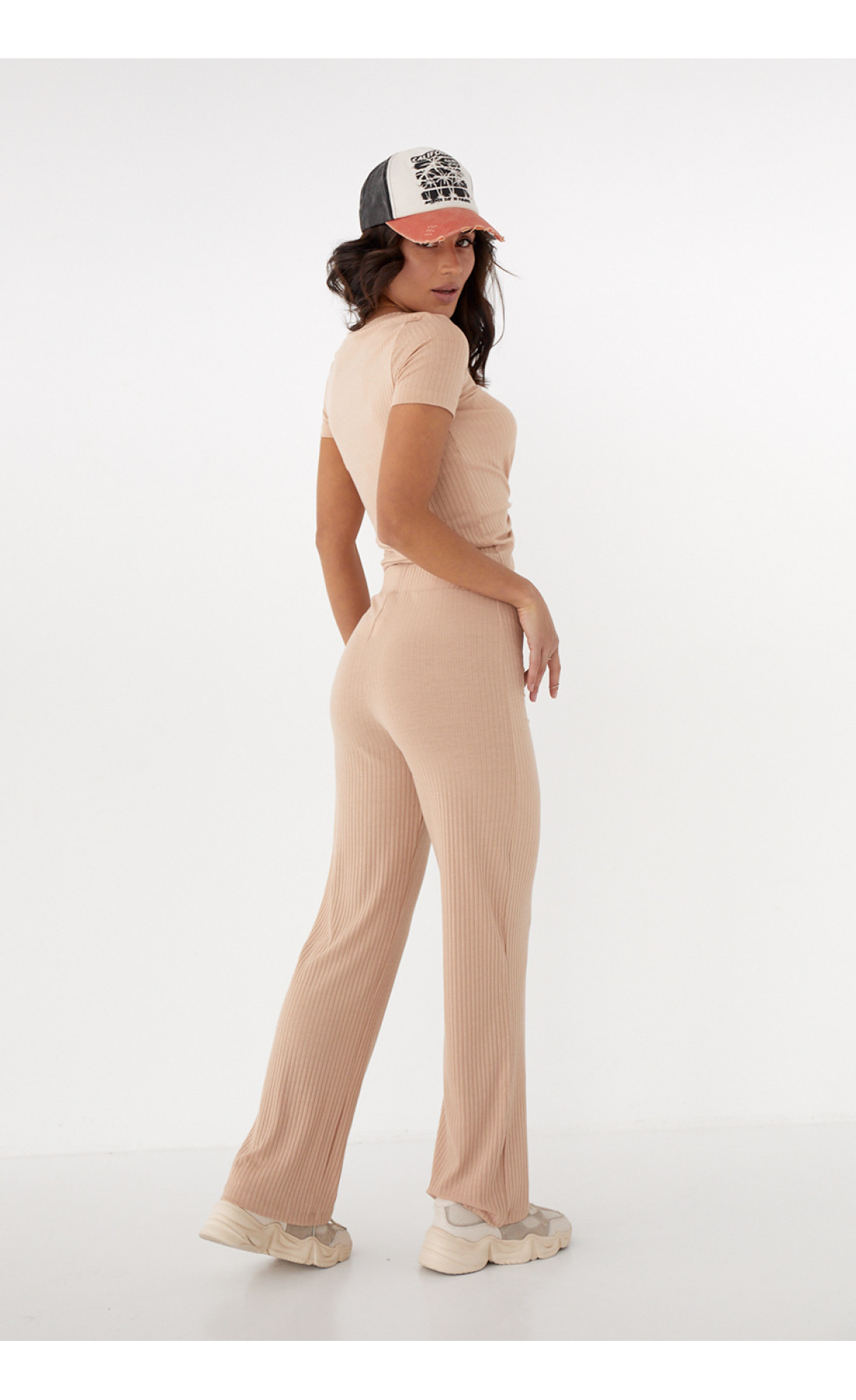 Трикотажний комплект з футболкою та широкими штанами Forstime  світлокоричневий колір