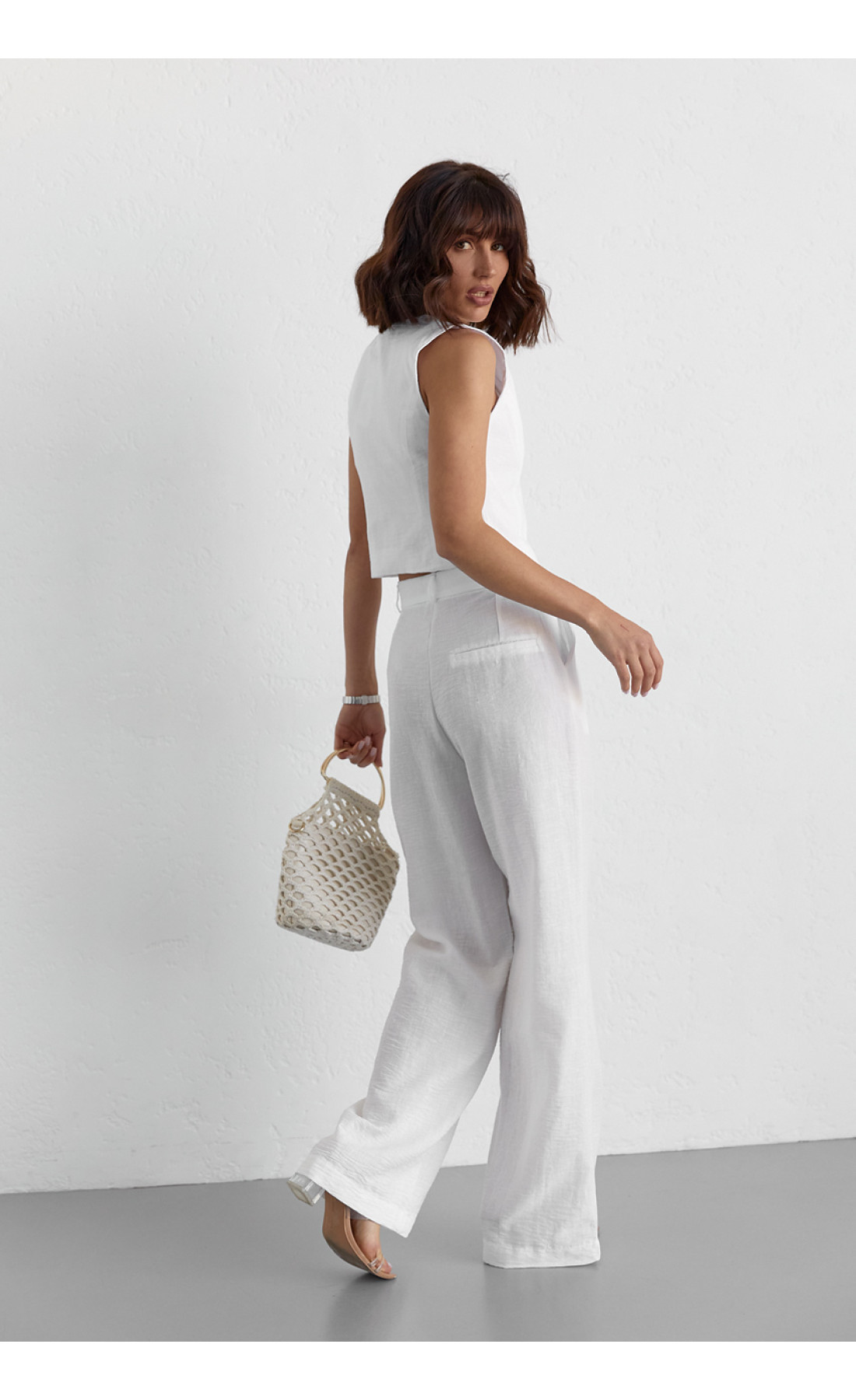 Жіночий брючний костюм із жилеткою  білий колір