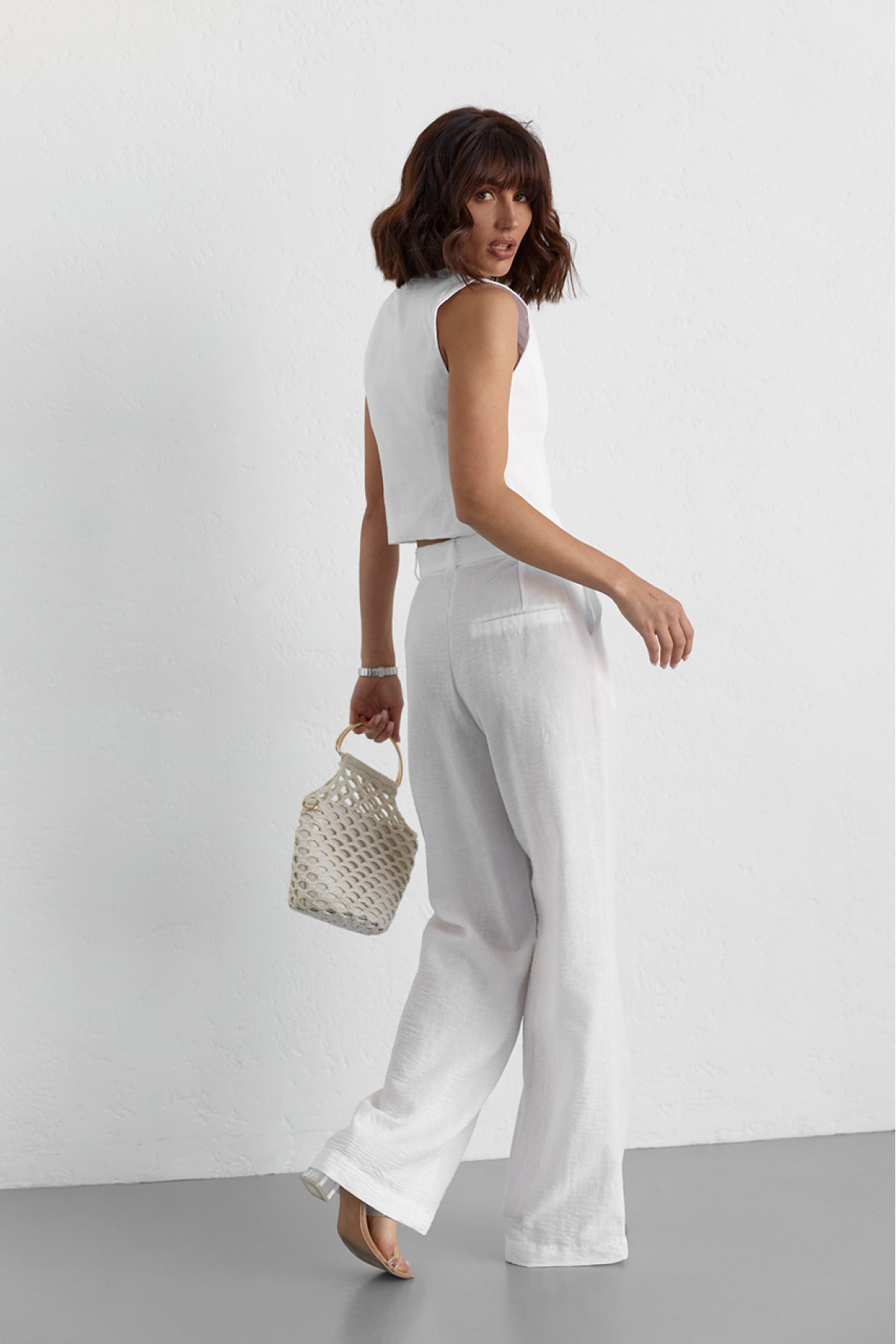 Жіночий брючний костюм із жилеткою  білий колір