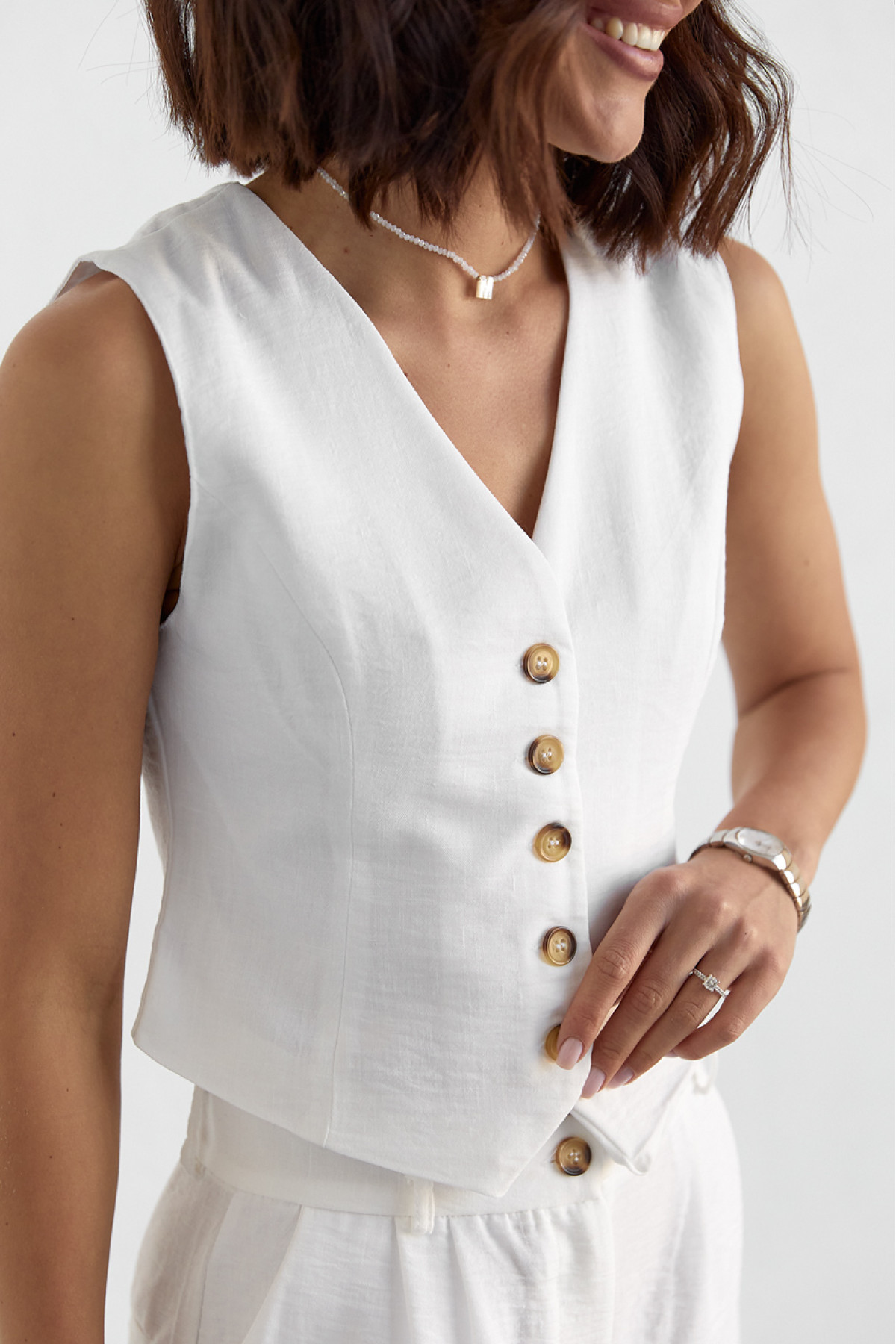 Жіночий брючний костюм із жилеткою  білий колір