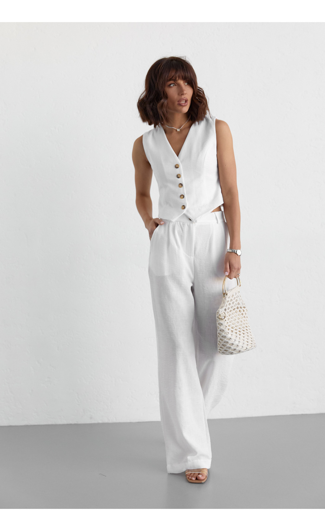 Жіночий брючний костюм із жилеткою  білий колір