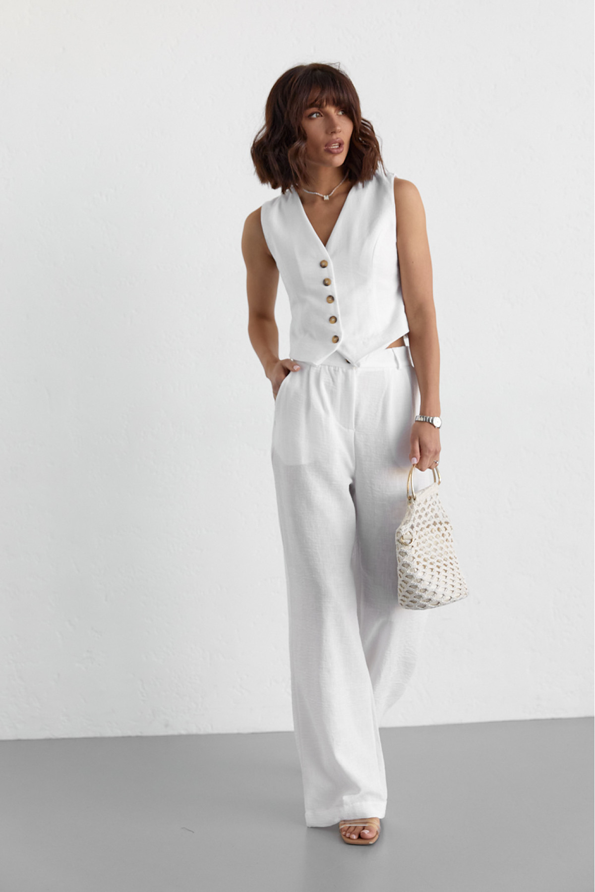 Жіночий брючний костюм із жилеткою  білий колір