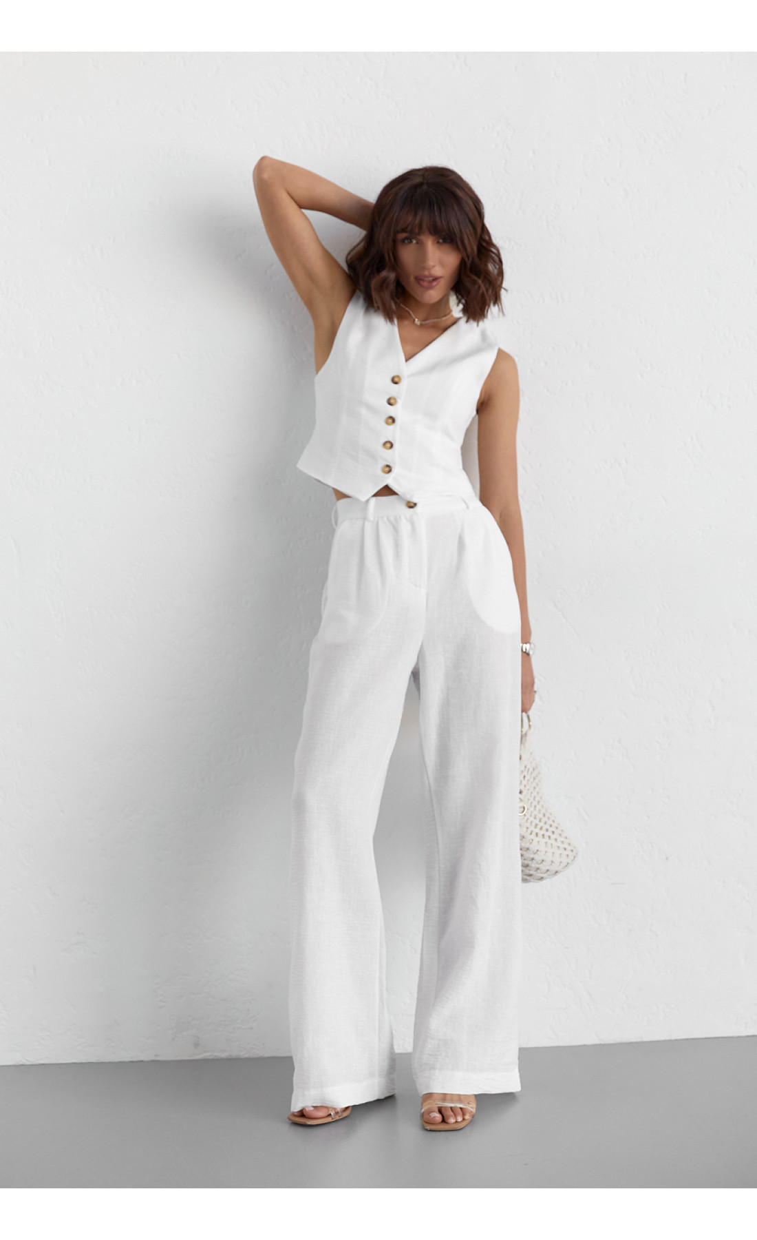 Жіночий брючний костюм із жилеткою  білий колір