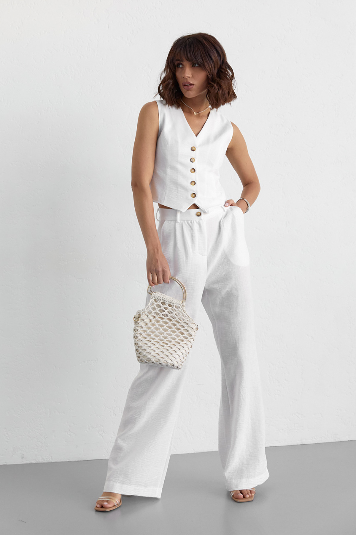 Жіночий брючний костюм із жилеткою  білий колір