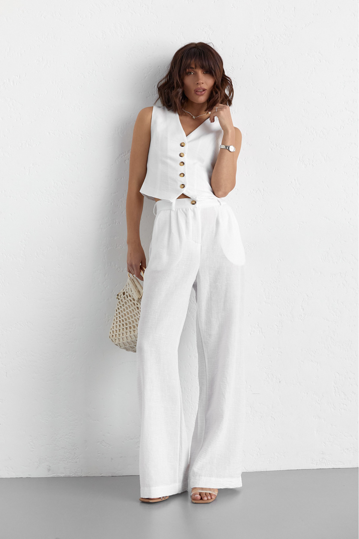 Жіночий брючний костюм із жилеткою  білий колір