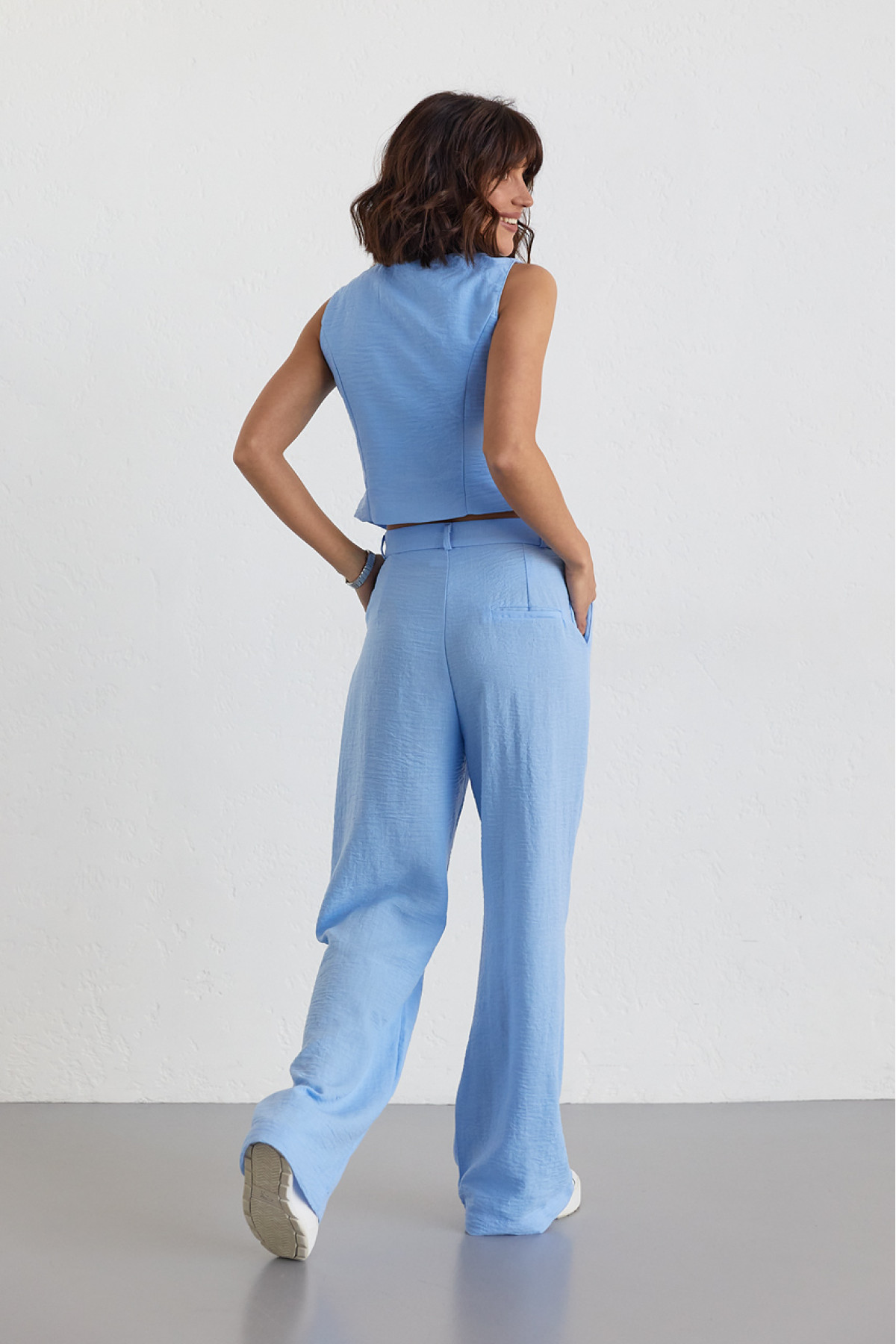Жіночий брючний костюм із жилеткою  блакитний колір