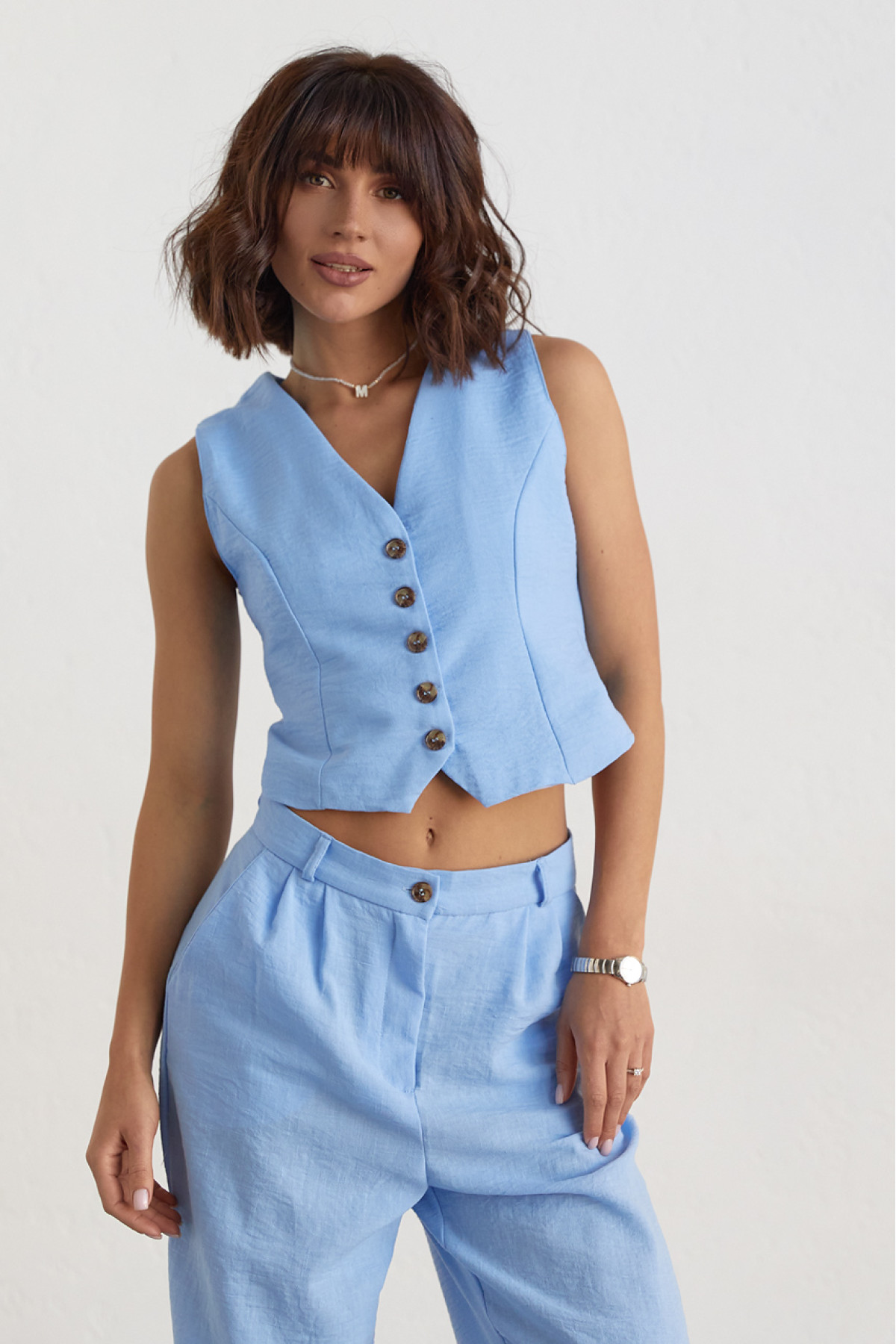 Жіночий брючний костюм із жилеткою  блакитний колір