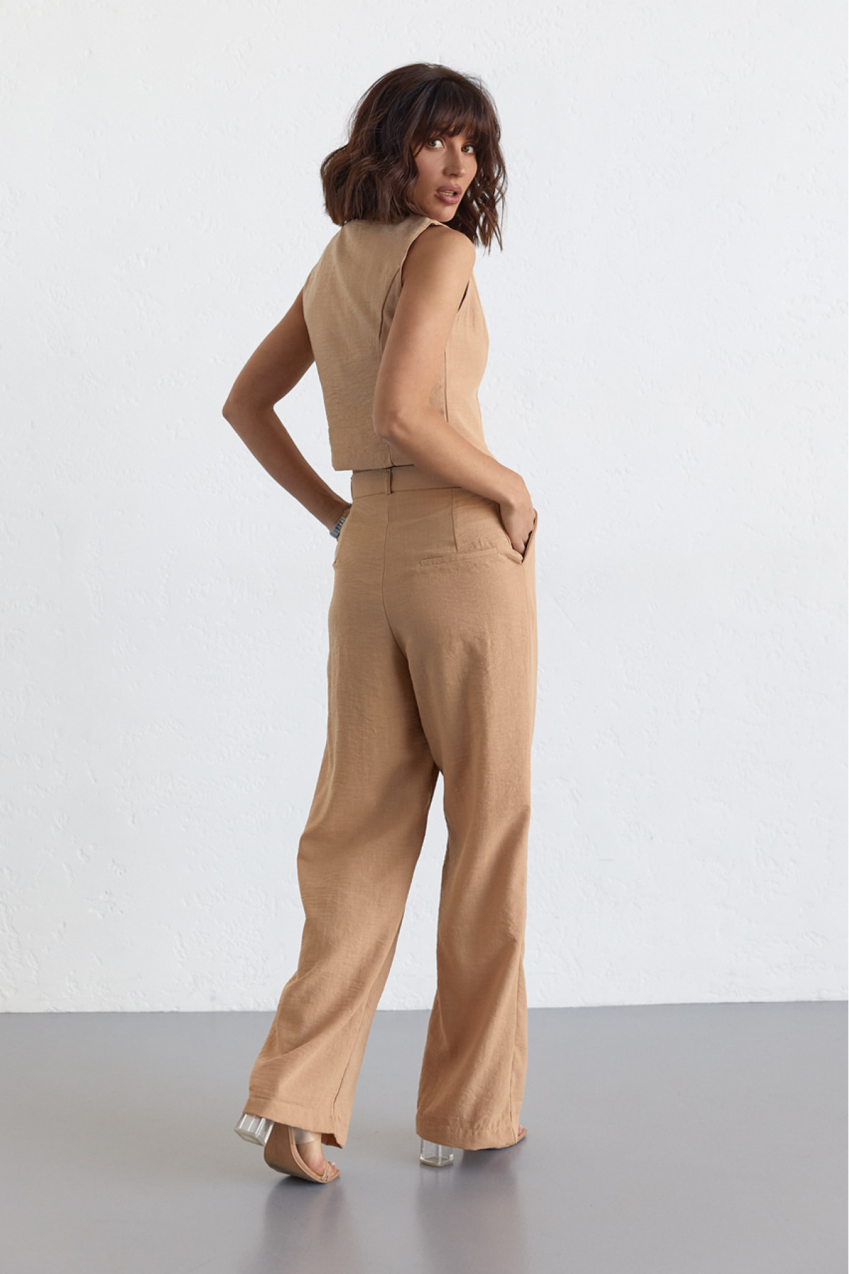 Жіночий брючний костюм із жилеткою  світлокоричневий колір